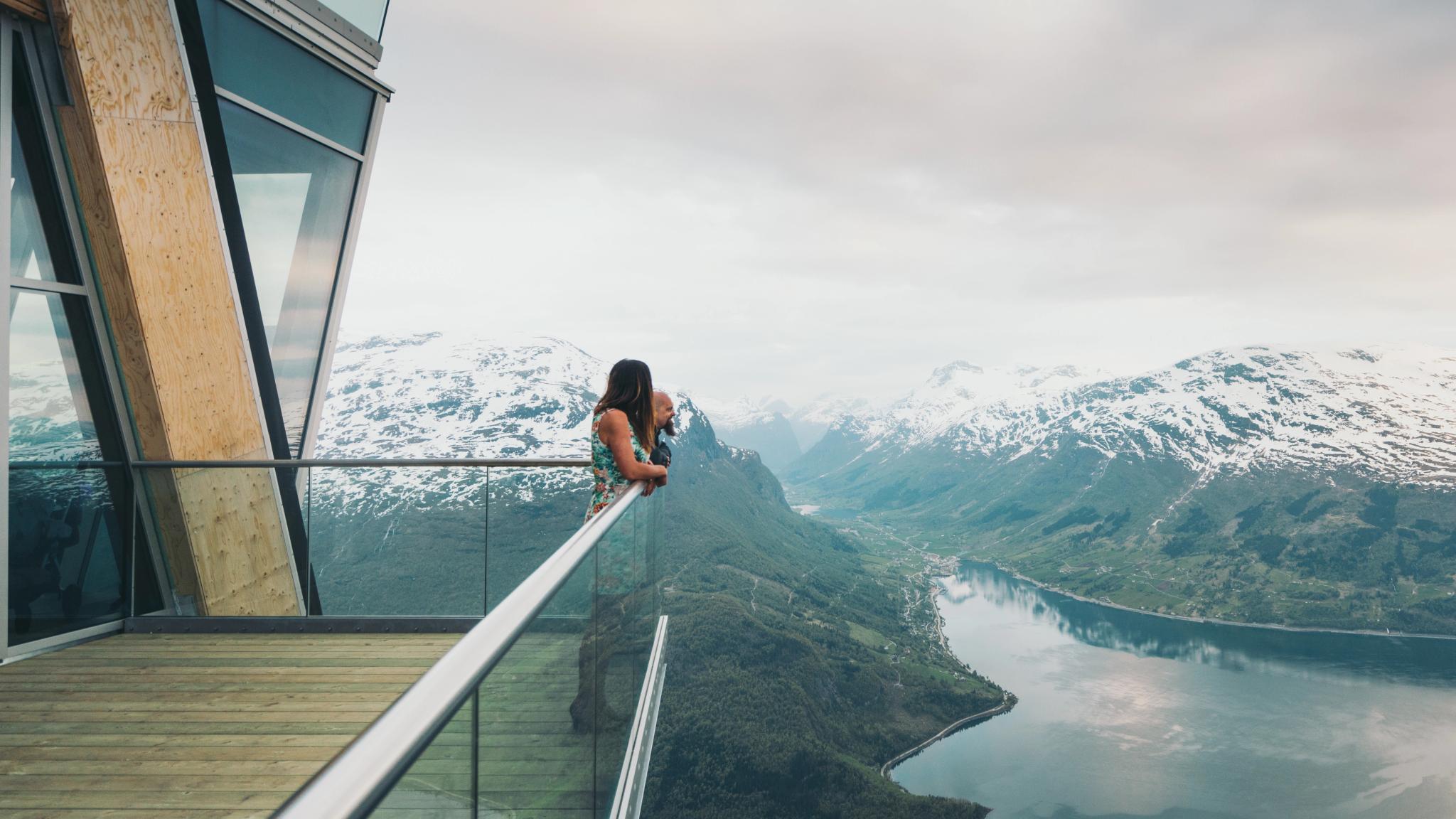 To stykker som står ved Loen Skylift