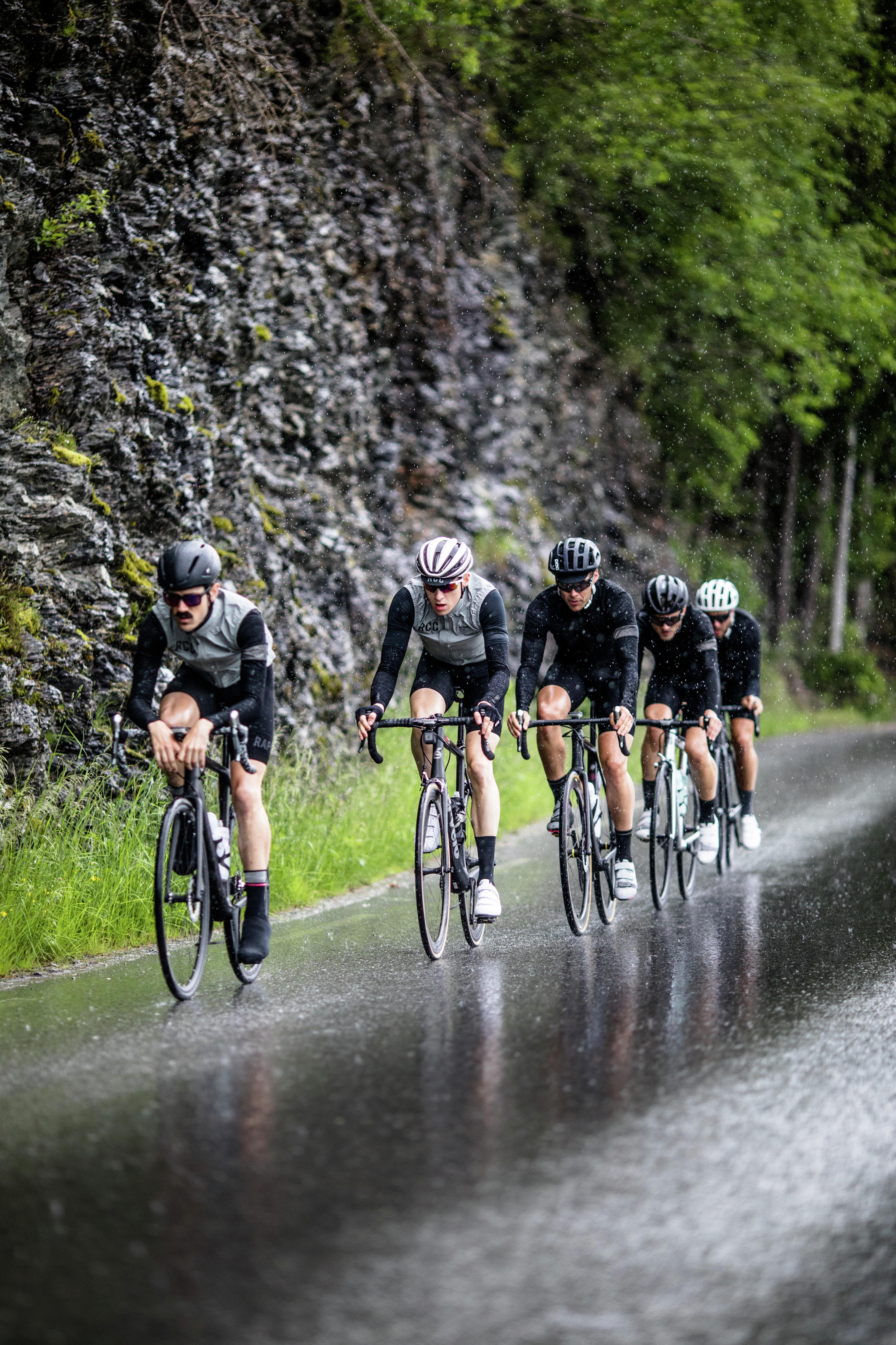 En grupp landsvägcyklister på väg genom Fjord Norge
