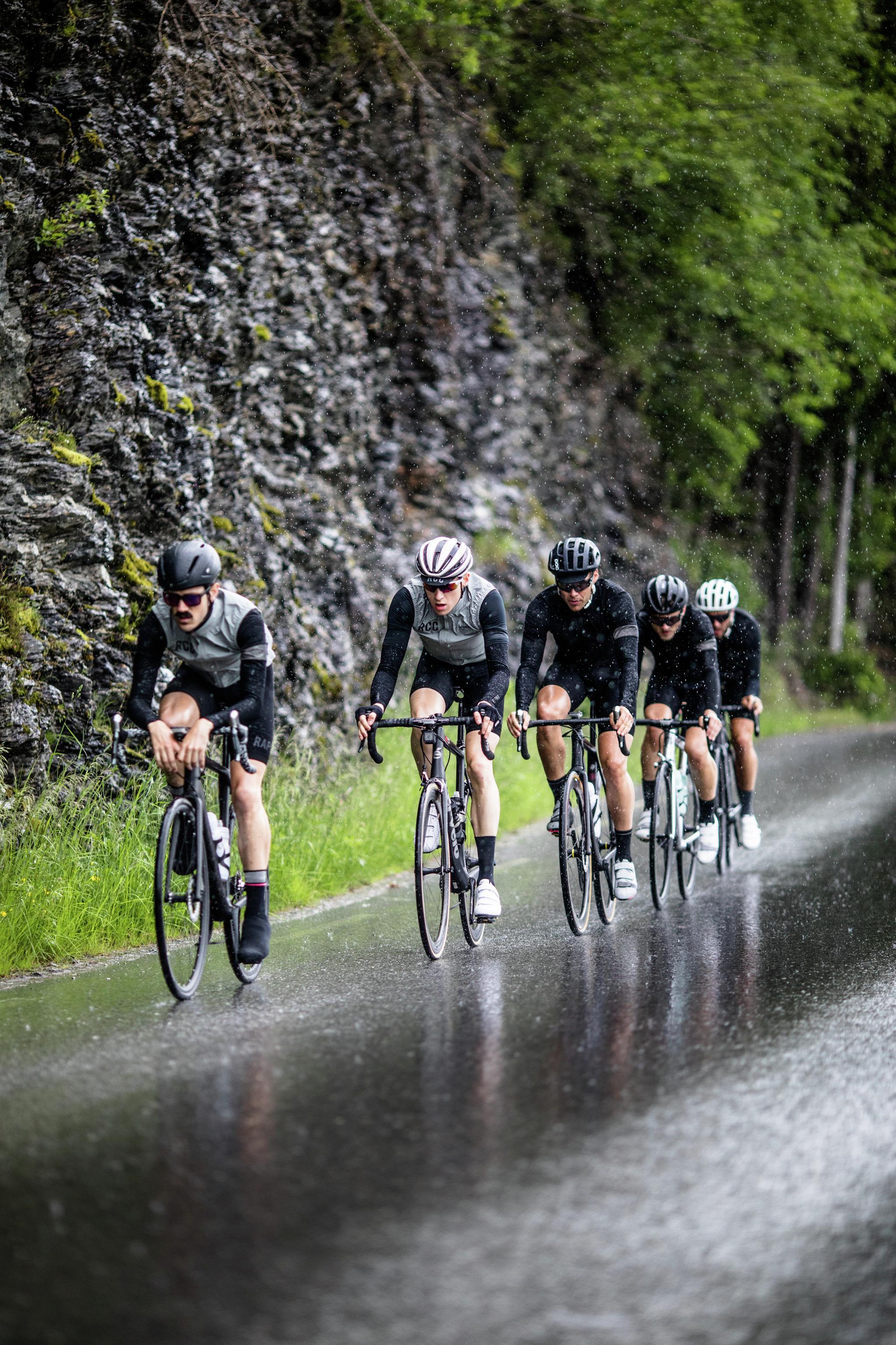 En grupp landsvägcyklister på väg genom Fjord Norge