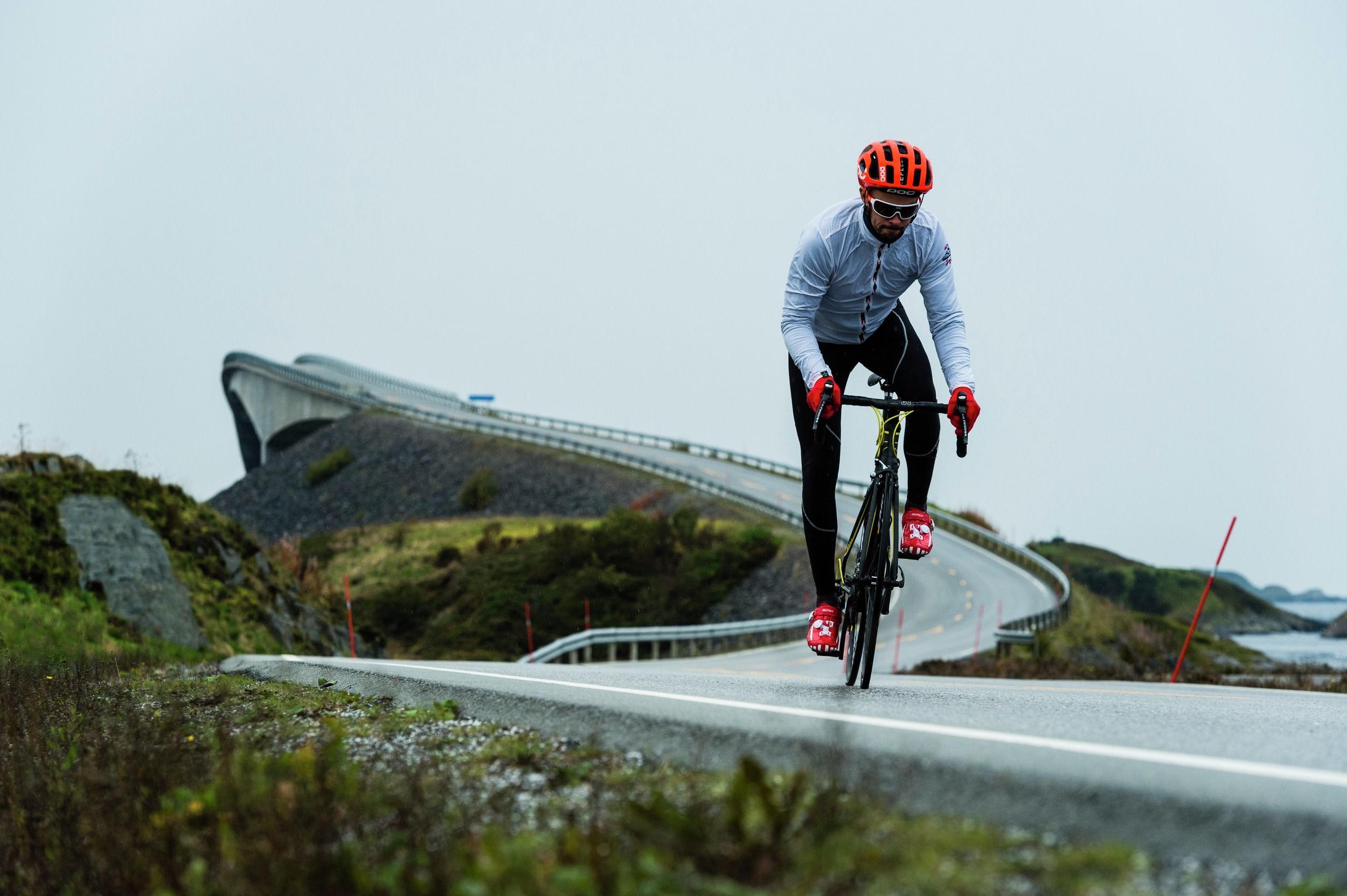 En landevejscyklist på Atlanterhavsvejen i Fjord Norge