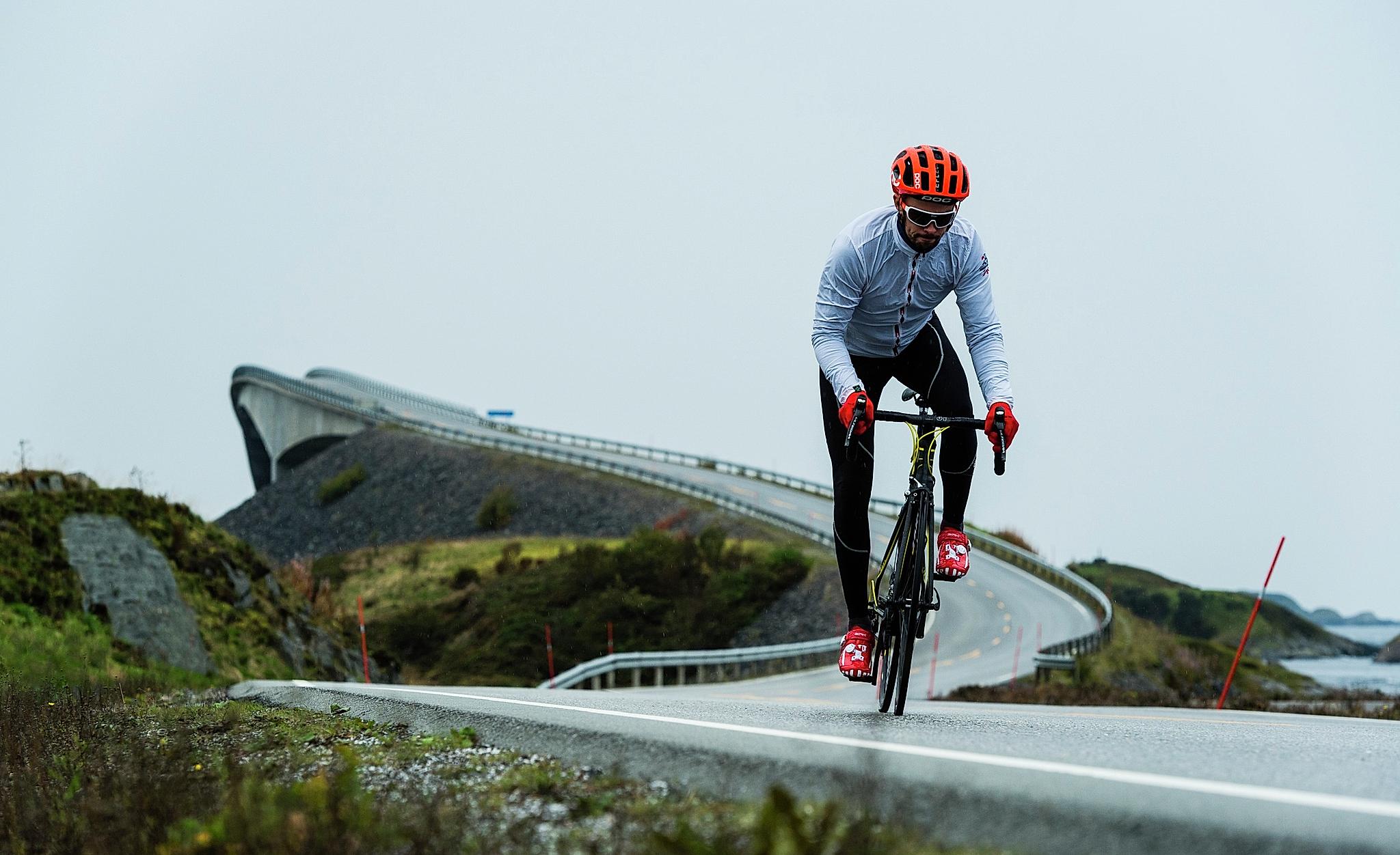 En landsvägscyklist på Atlanterhavsvegen i Fjord Norge