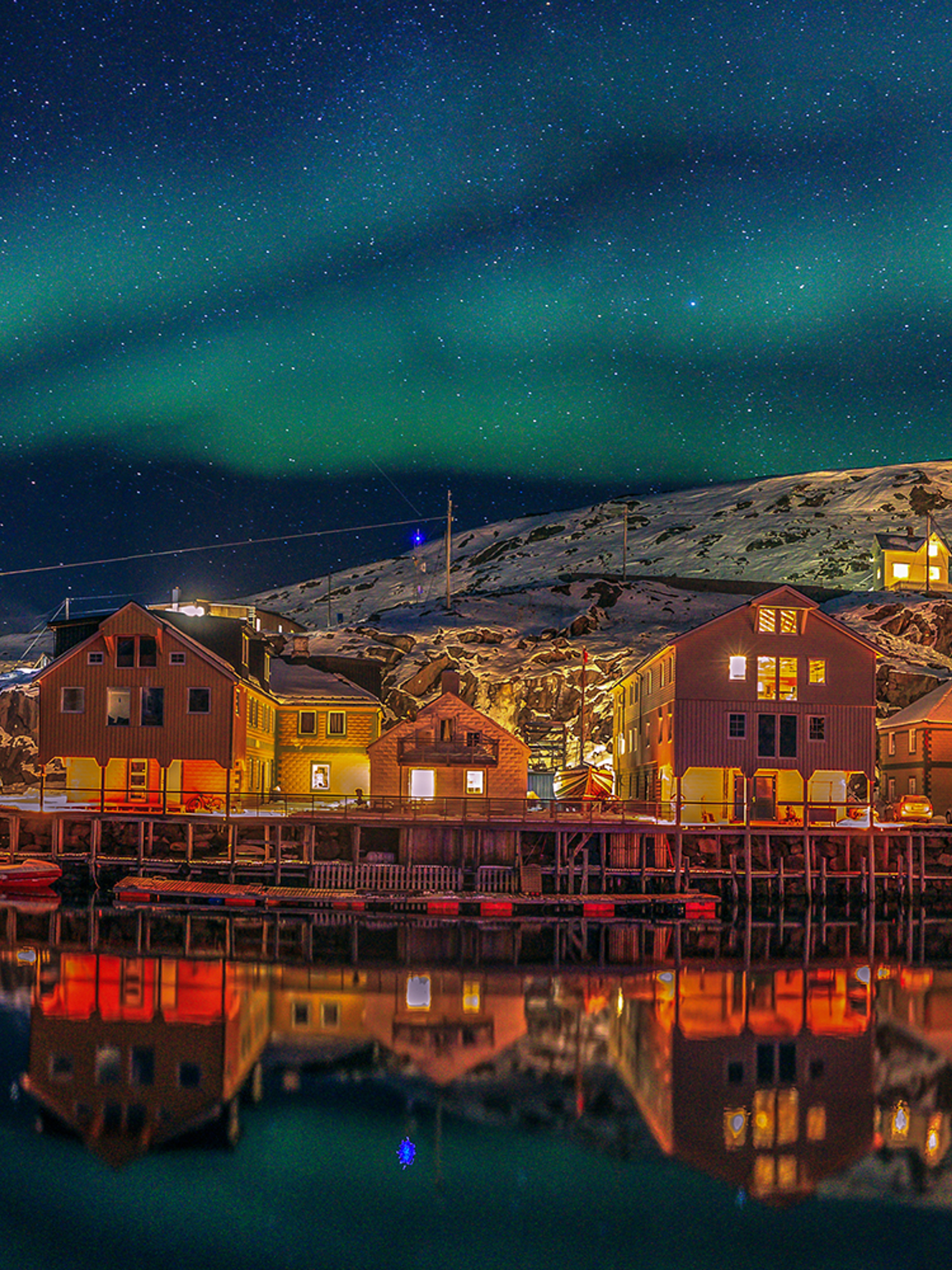 Nordlys over fiskerlandsbyen Nyksund i Vesterålen i Nord-Norge