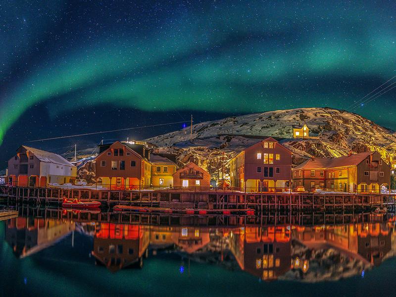 Nordlys over fiskerlandsbyen Nyksund i Vesterålen i Nord-Norge