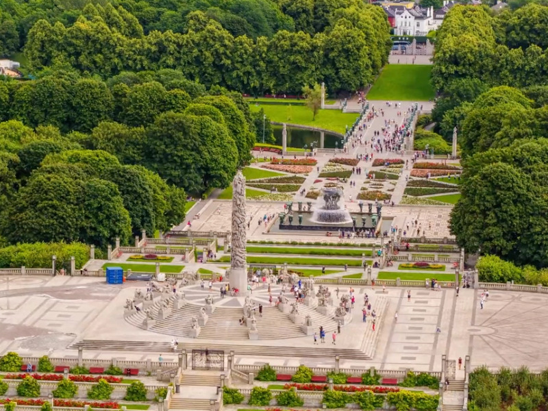 Vista de las esculturas que forman parte del Parque de Vigeland, en Oslo (Noruega).