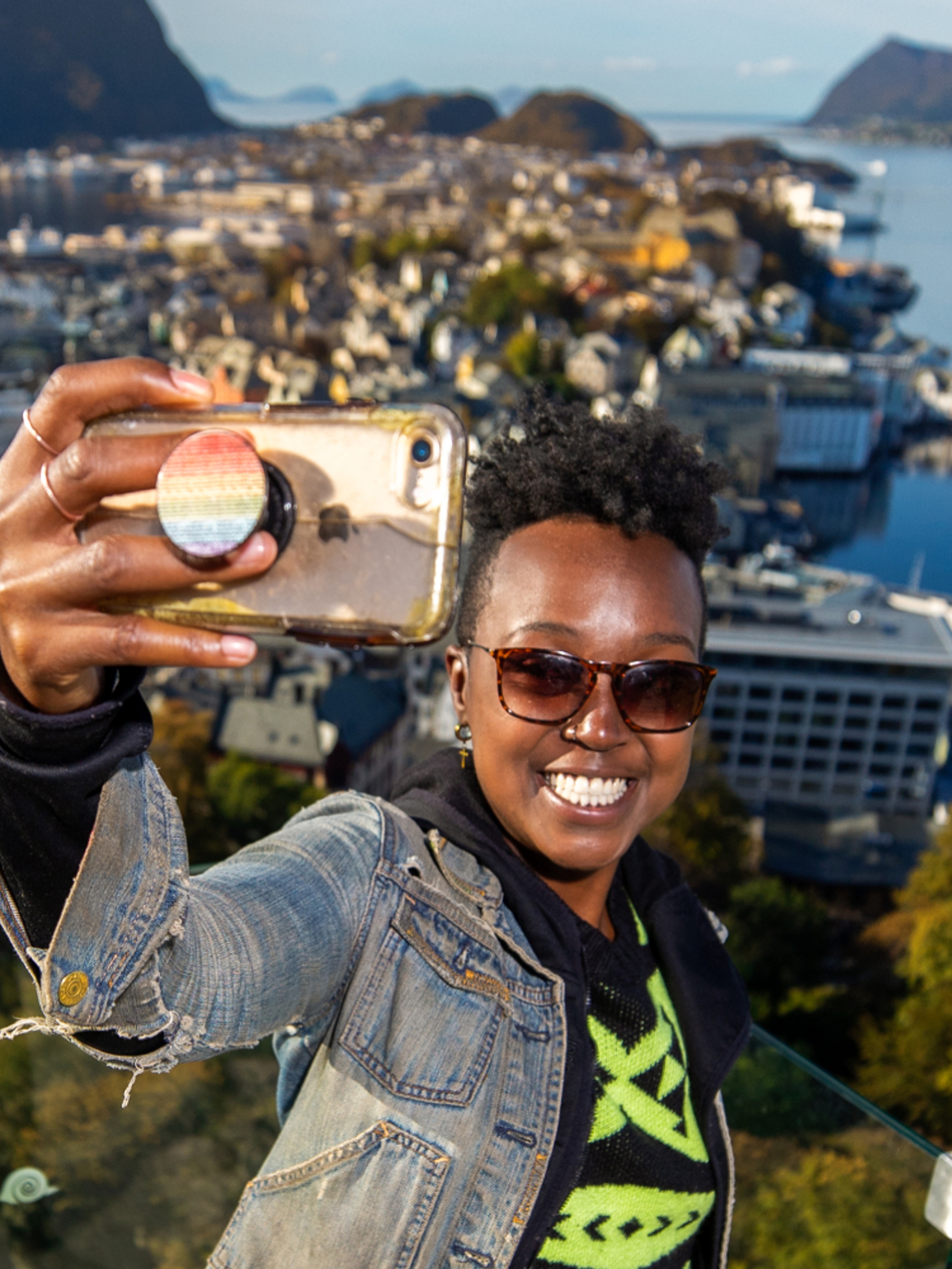 En kvinne tar en selfie i Aksla i Ålesund