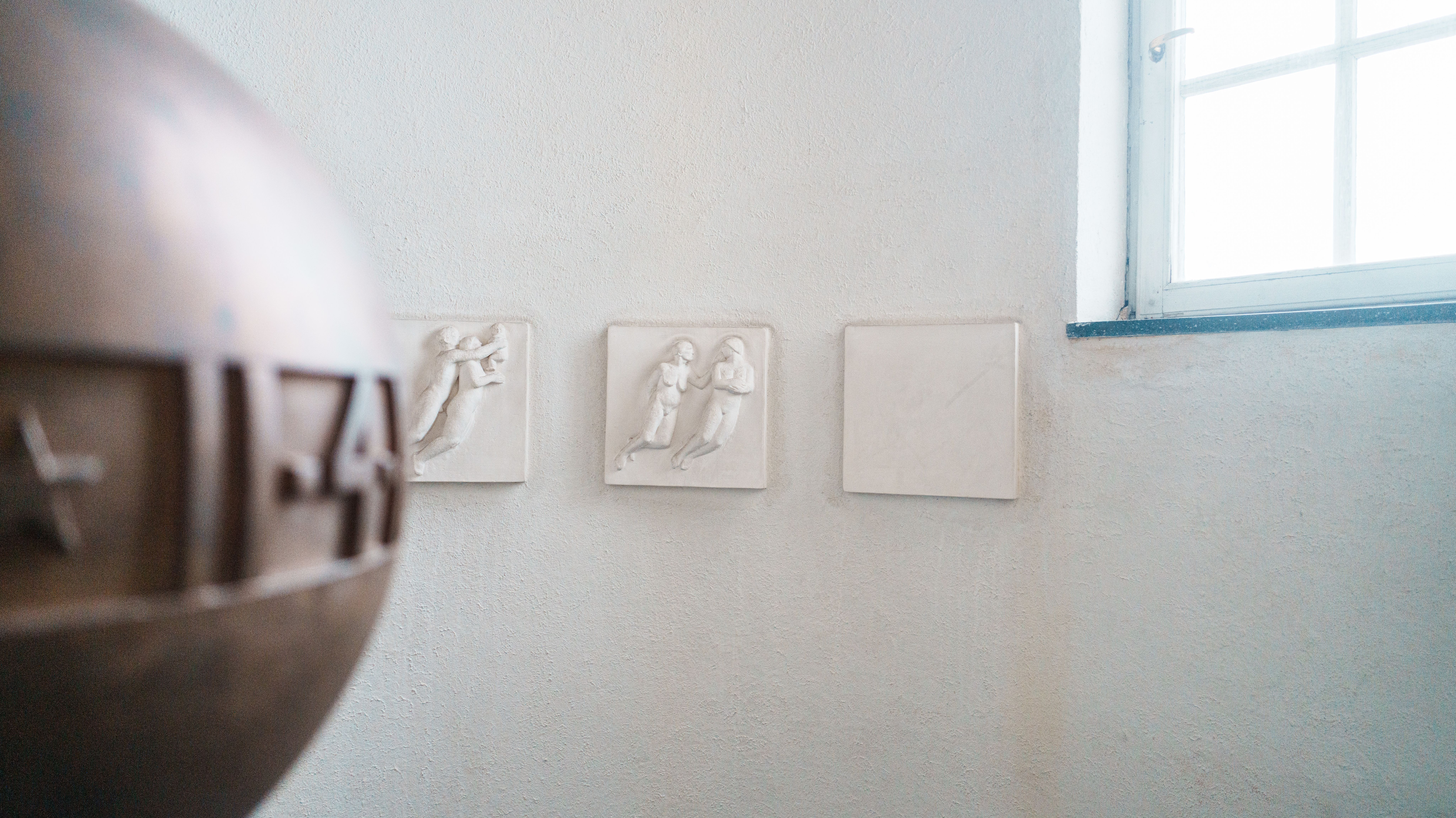Gustav Vigeland’s urn with reliefs in the background