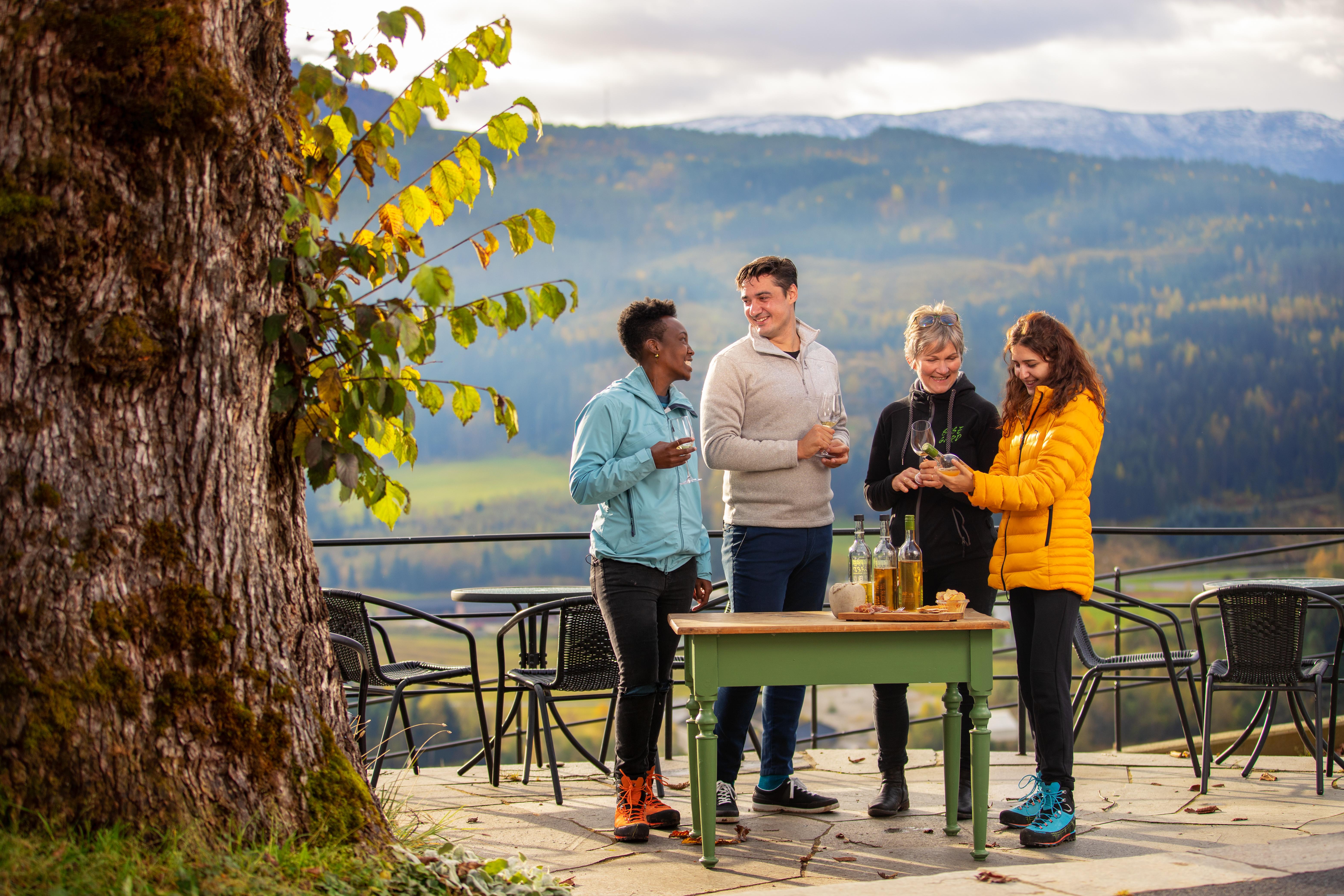Een groep mensen die ciders proeven bij Syse gard in Hardanger, Fjord-Noorwegen