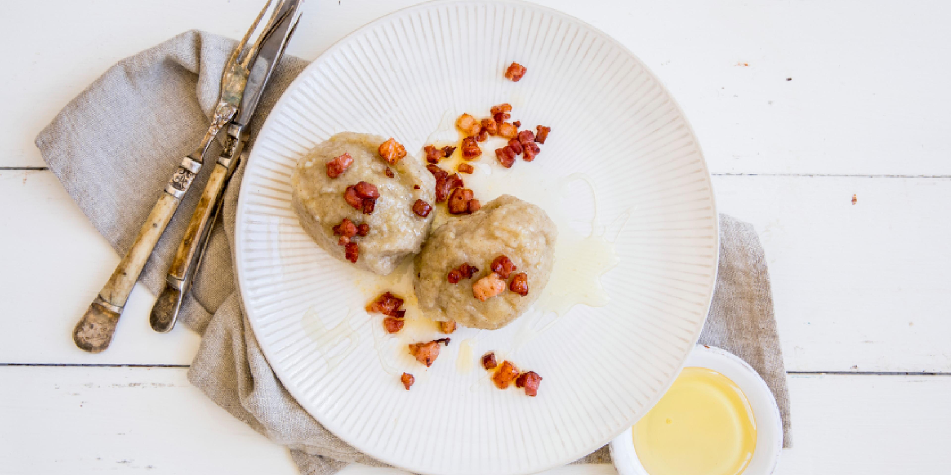 Raspeballer with bacon on a plate.