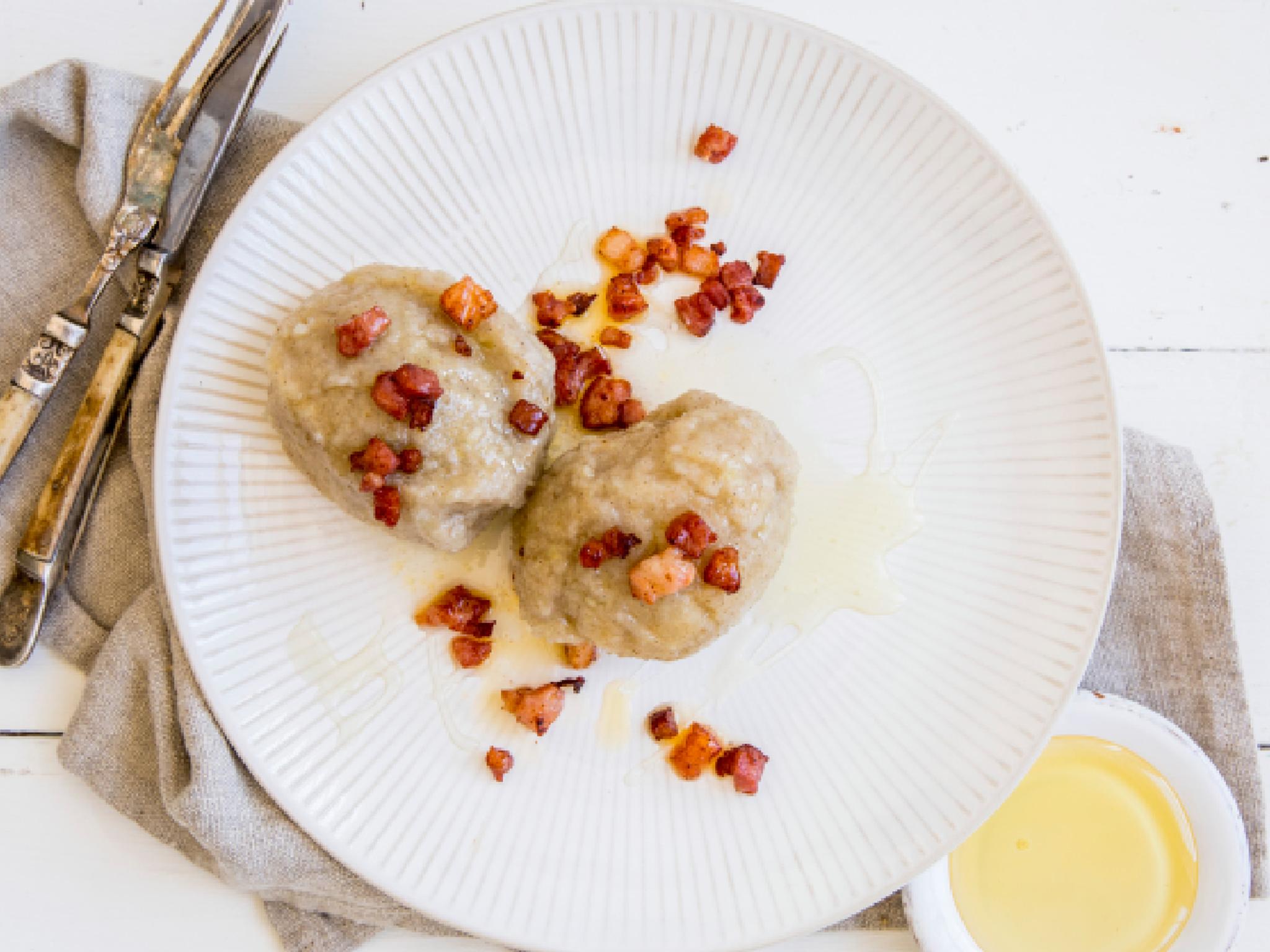 Raspeballer with bacon on a plate.