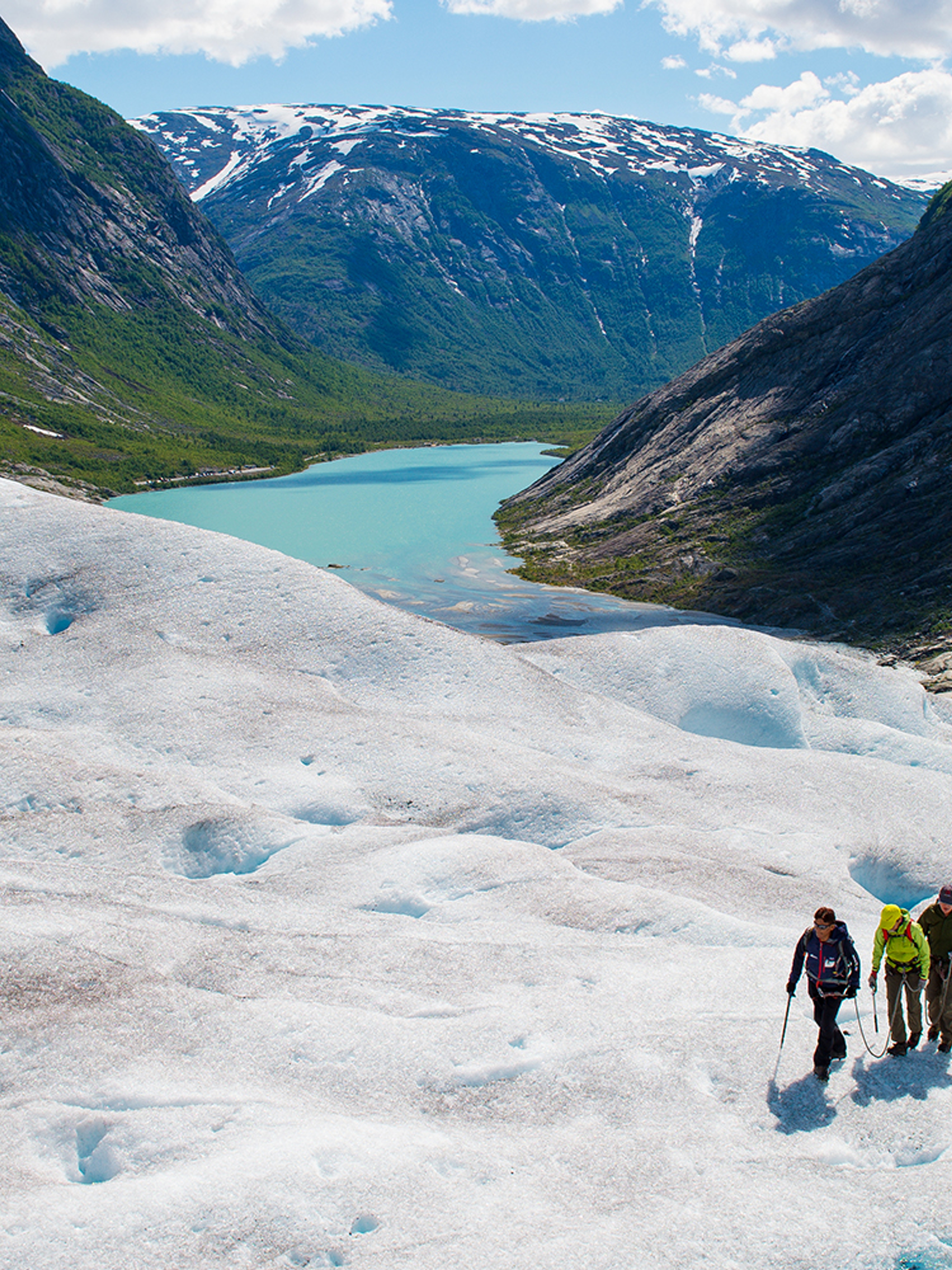 Tre personer på glaciärvandring på Nigardsbreen