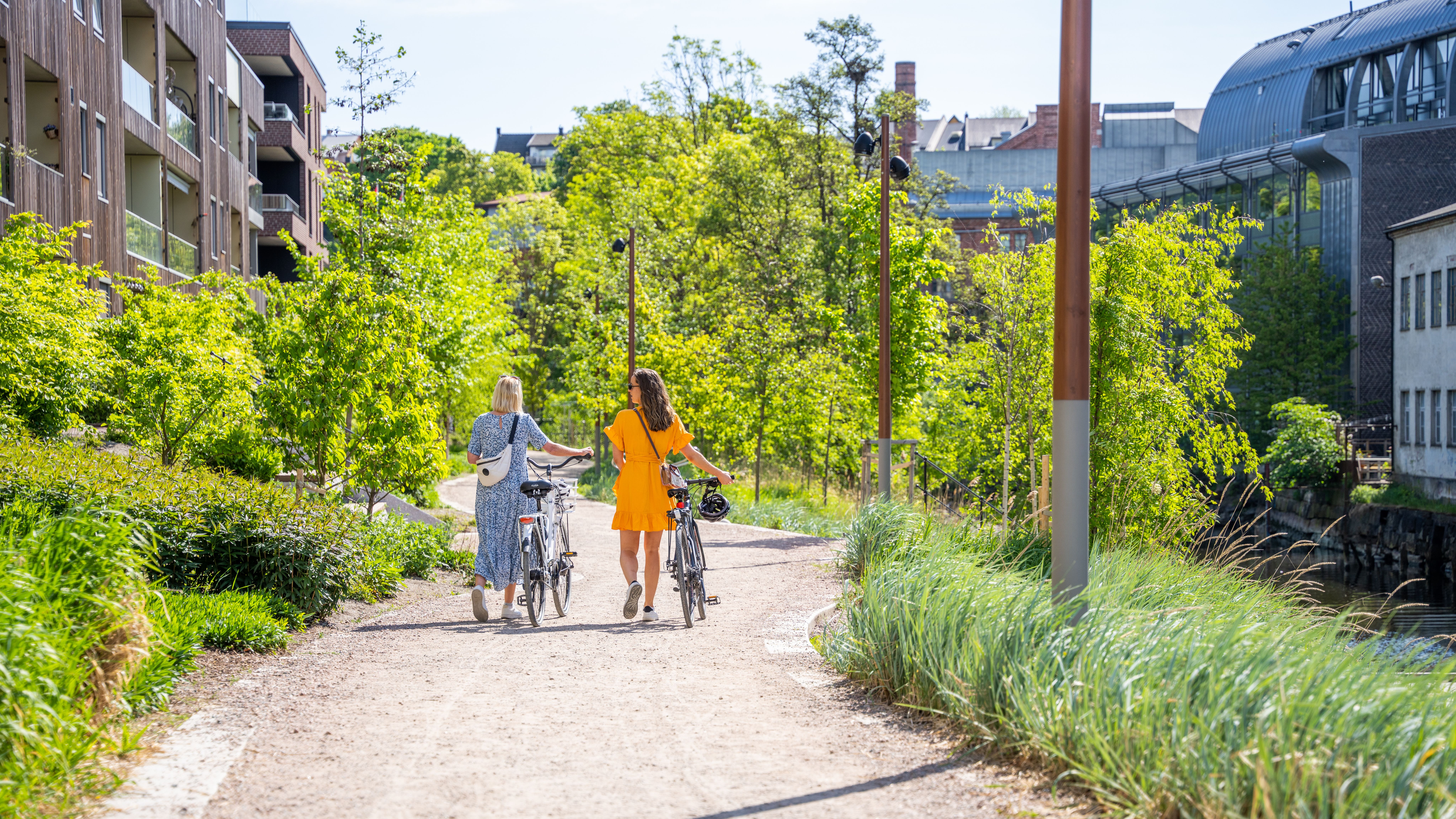 Two women with bikes in the center of Moss