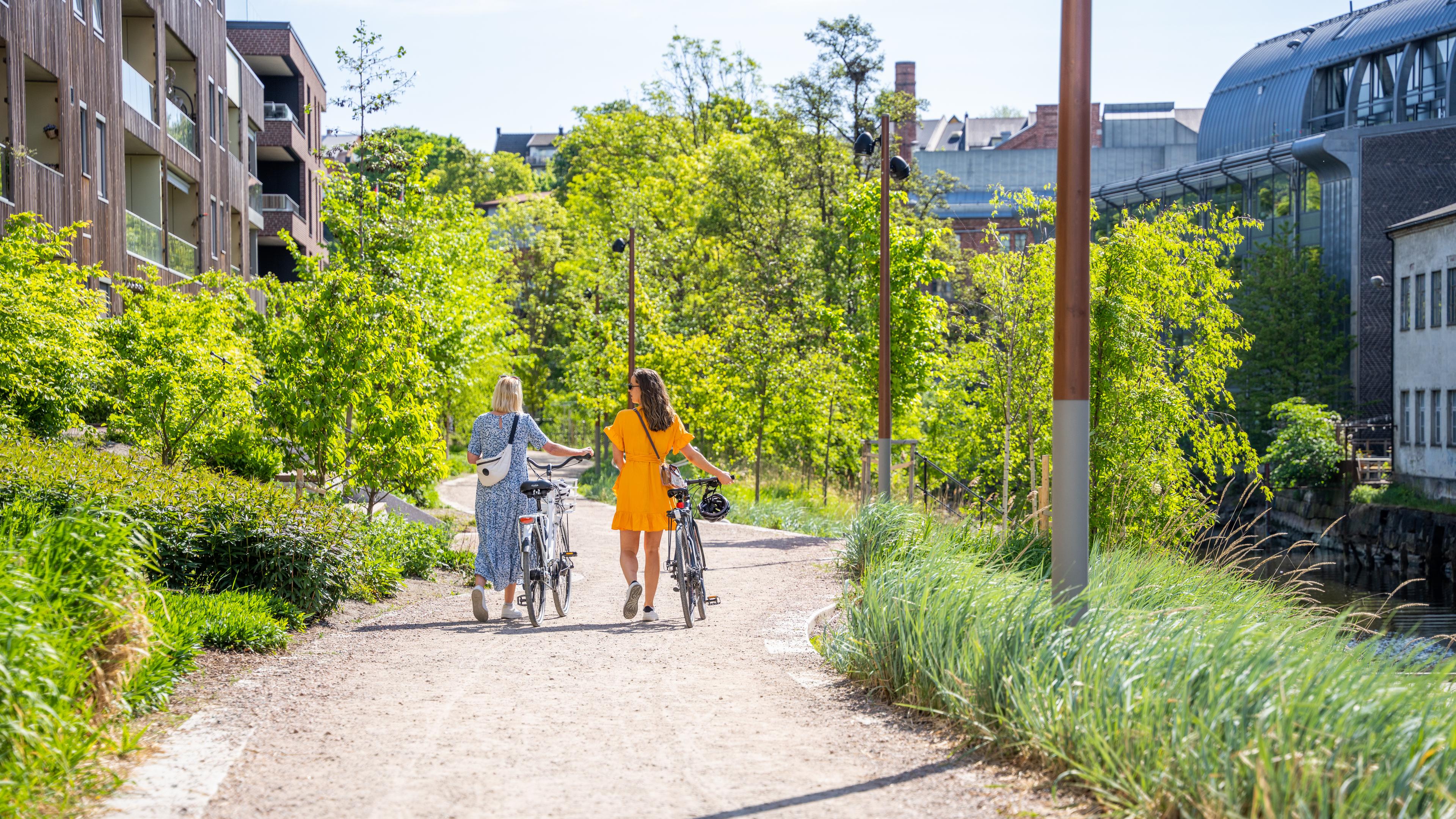 Two women with bikes in the center of Moss