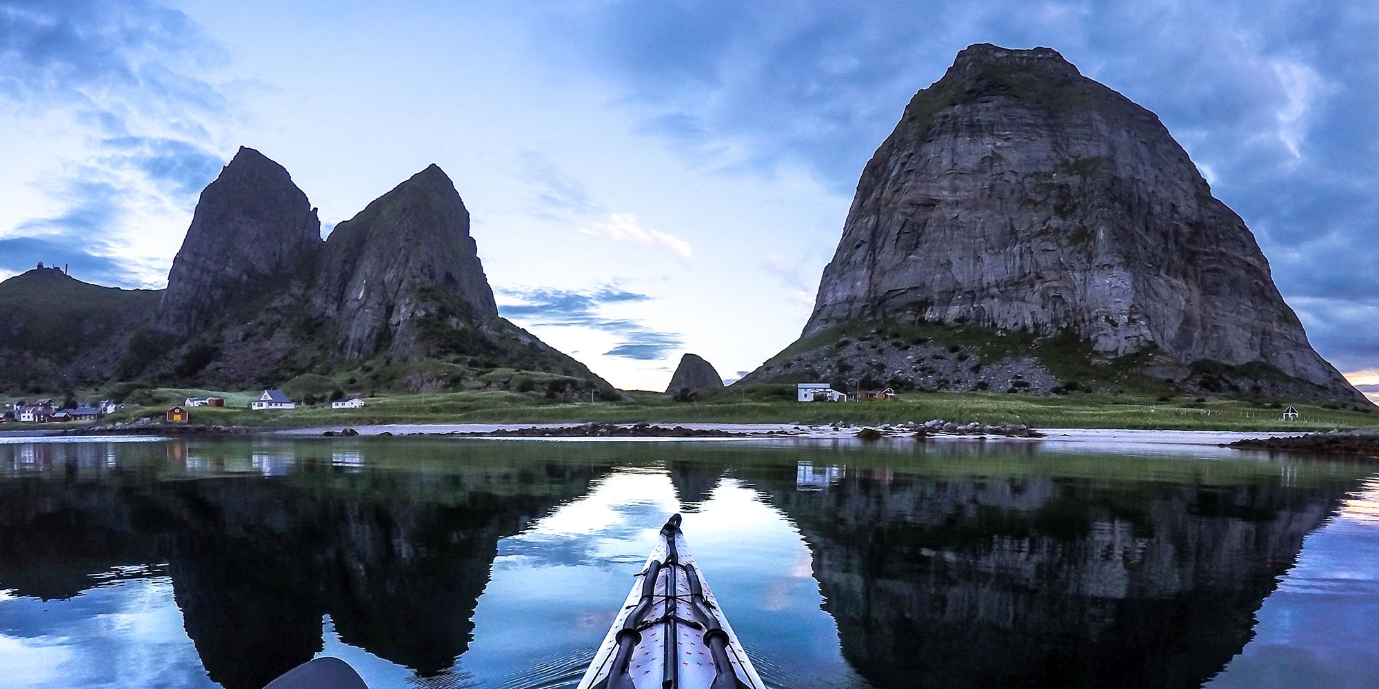 Kajakkpadling utenfor Træna på Helgelandskysten i Nord-Norge