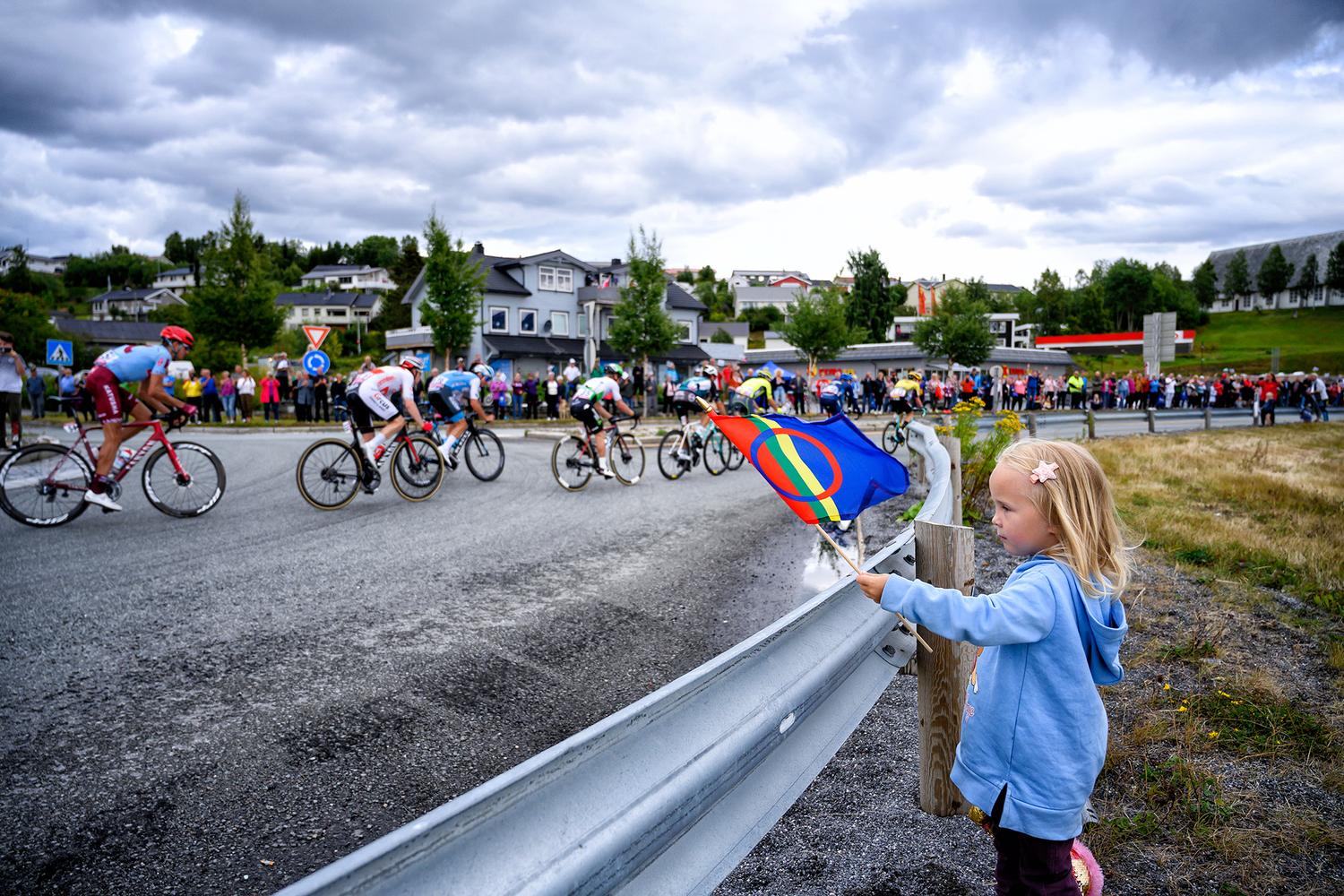 A girl chearing on the peloton at the Arctic Race of Norway