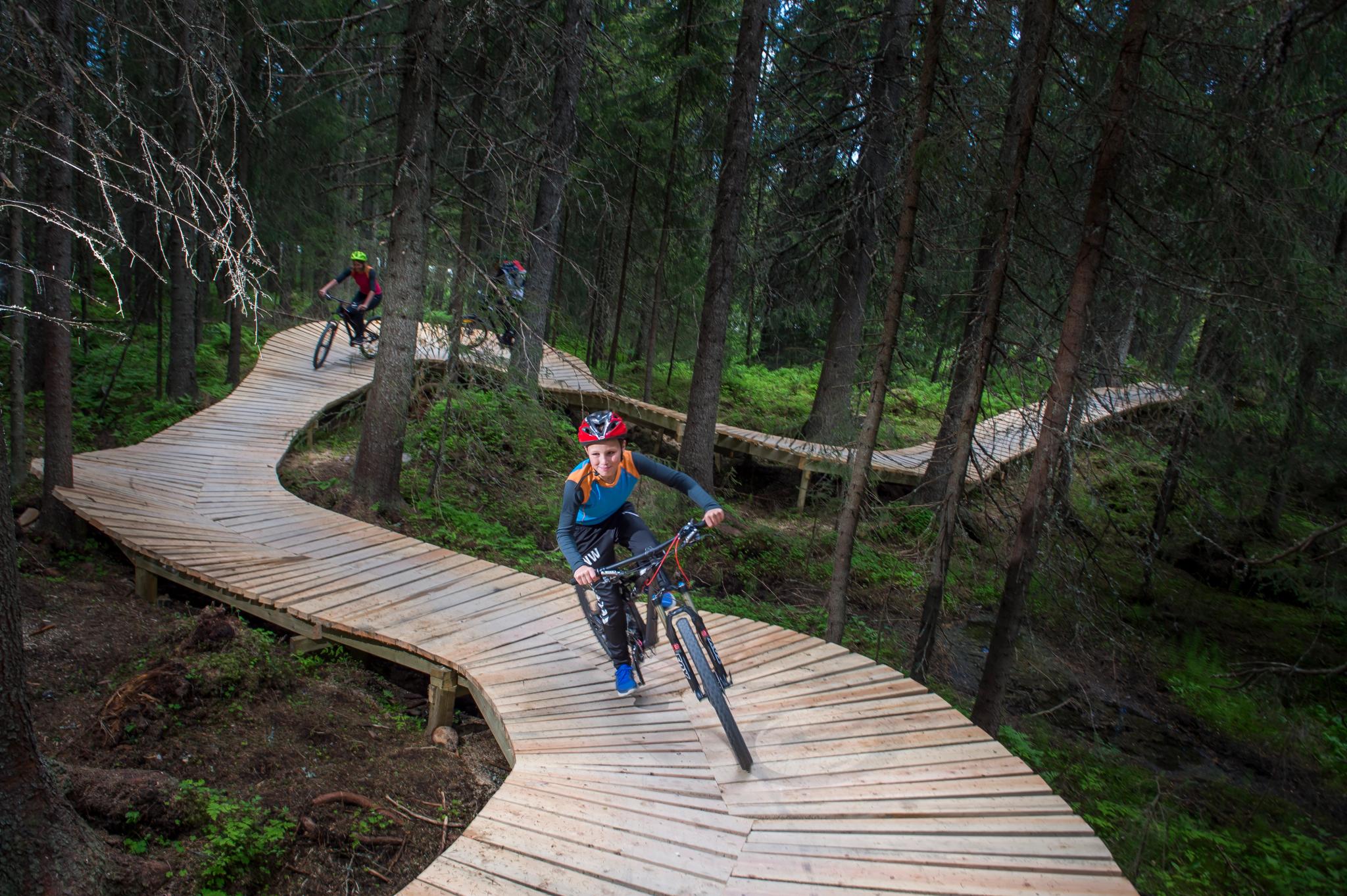 Jeune vététiste sur la flow trail Magic Moose au Trysil Bike Arena, en Norvège de l'Est