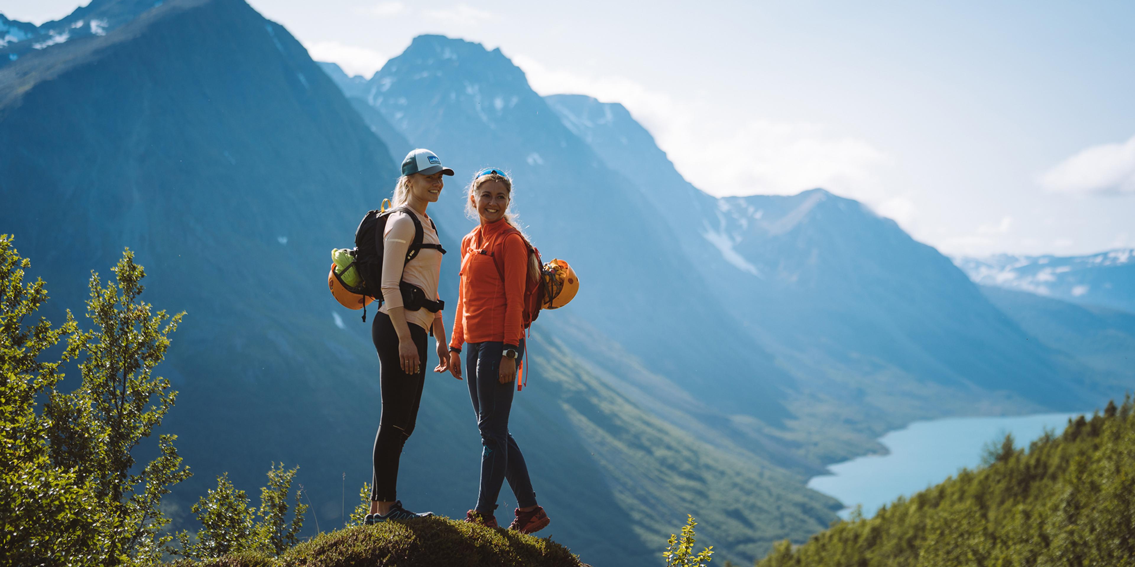 Twee dames die op een zonnige zomerdag door de bergen rond Tromsø wandelen in Noord-Noorwegen