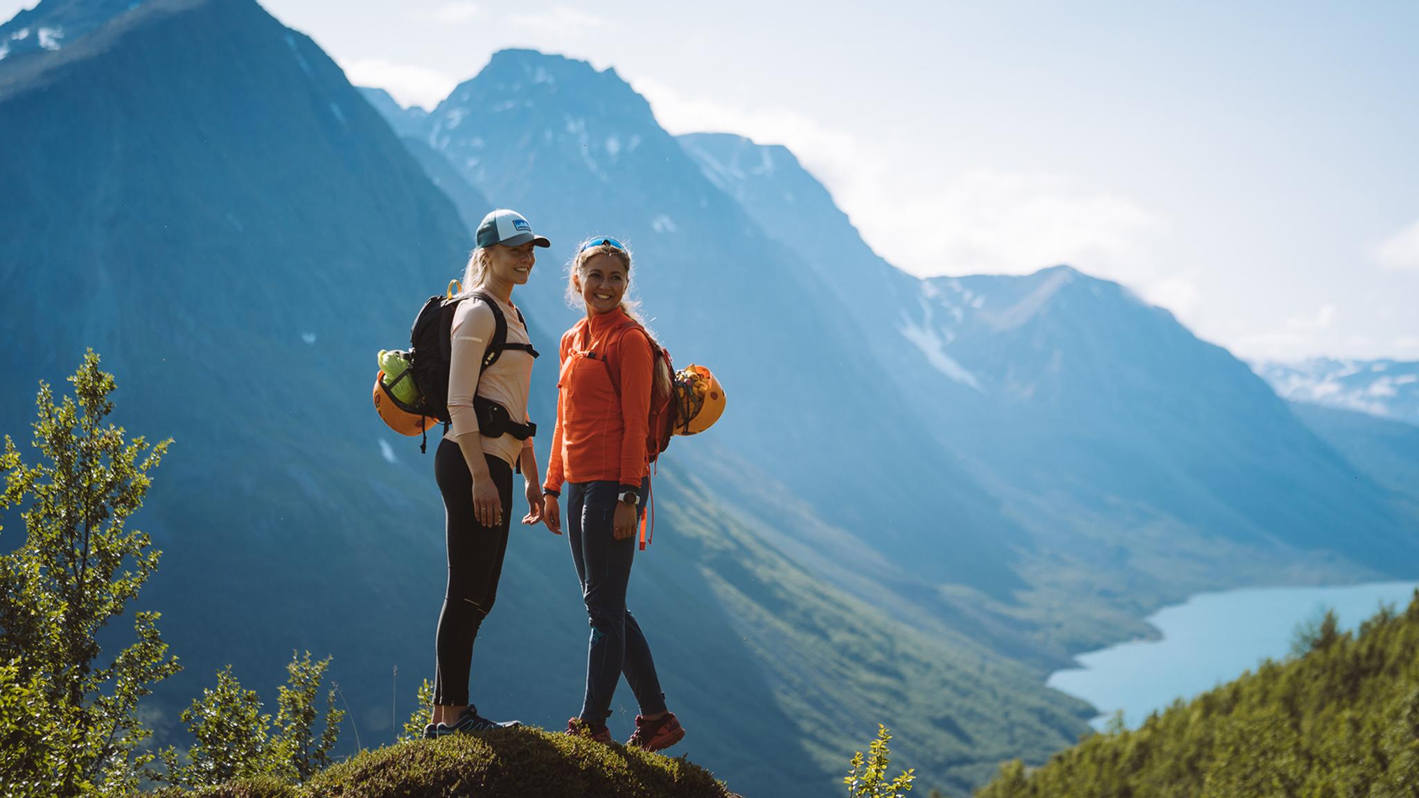 Två vandrande kvinnor en solig sommardag i fjällen nära Tromsø, Nord-Norge