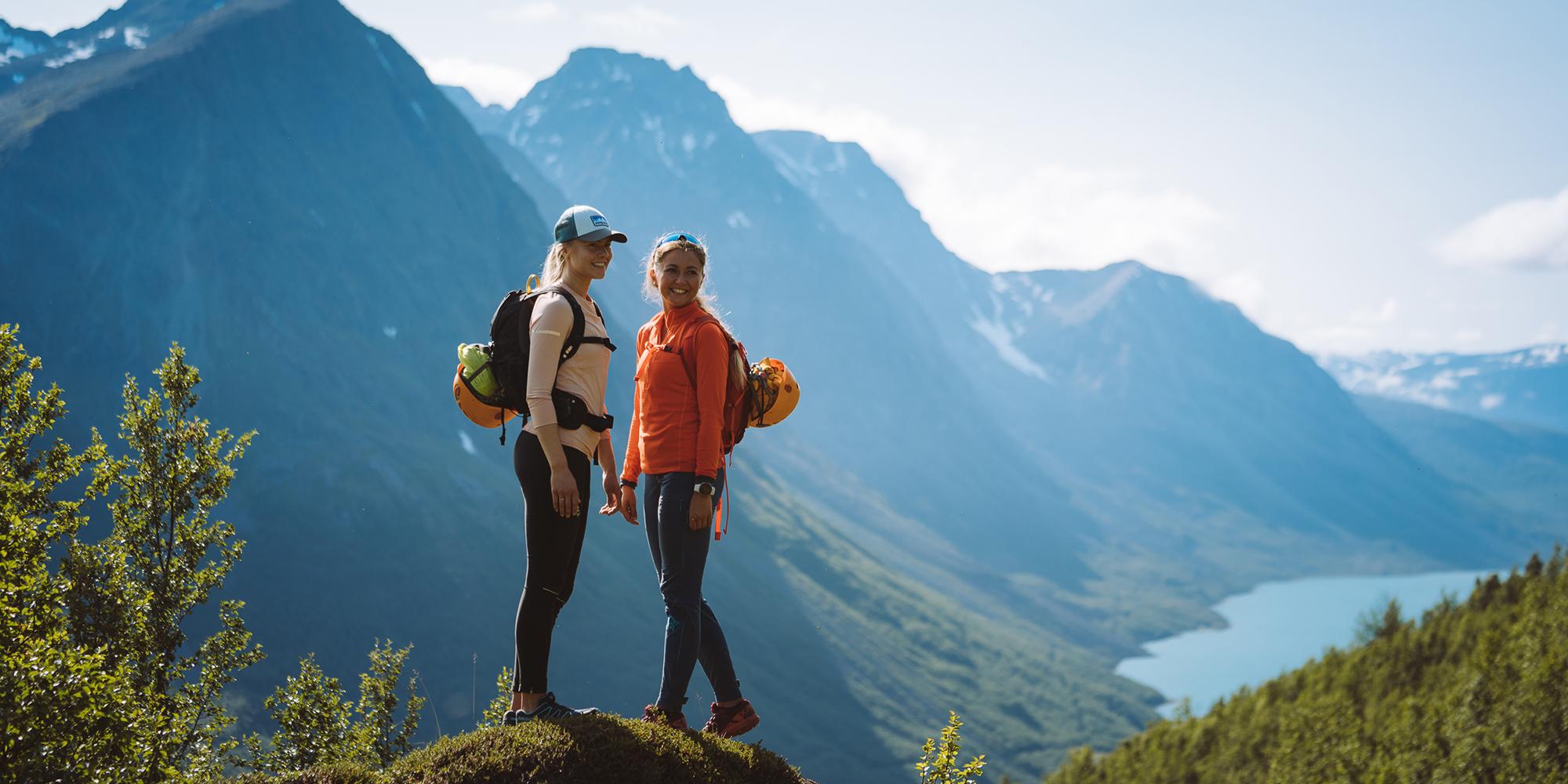 Twee dames die op een zonnige zomerdag door de bergen rond Tromsø wandelen in Noord-Noorwegen