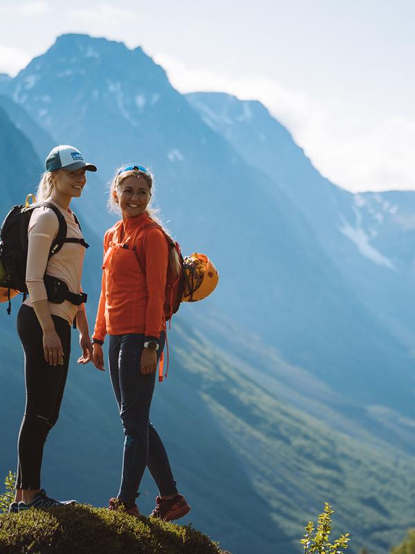 Två vandrande kvinnor en solig sommardag i fjällen nära Tromsø, Nord-Norge