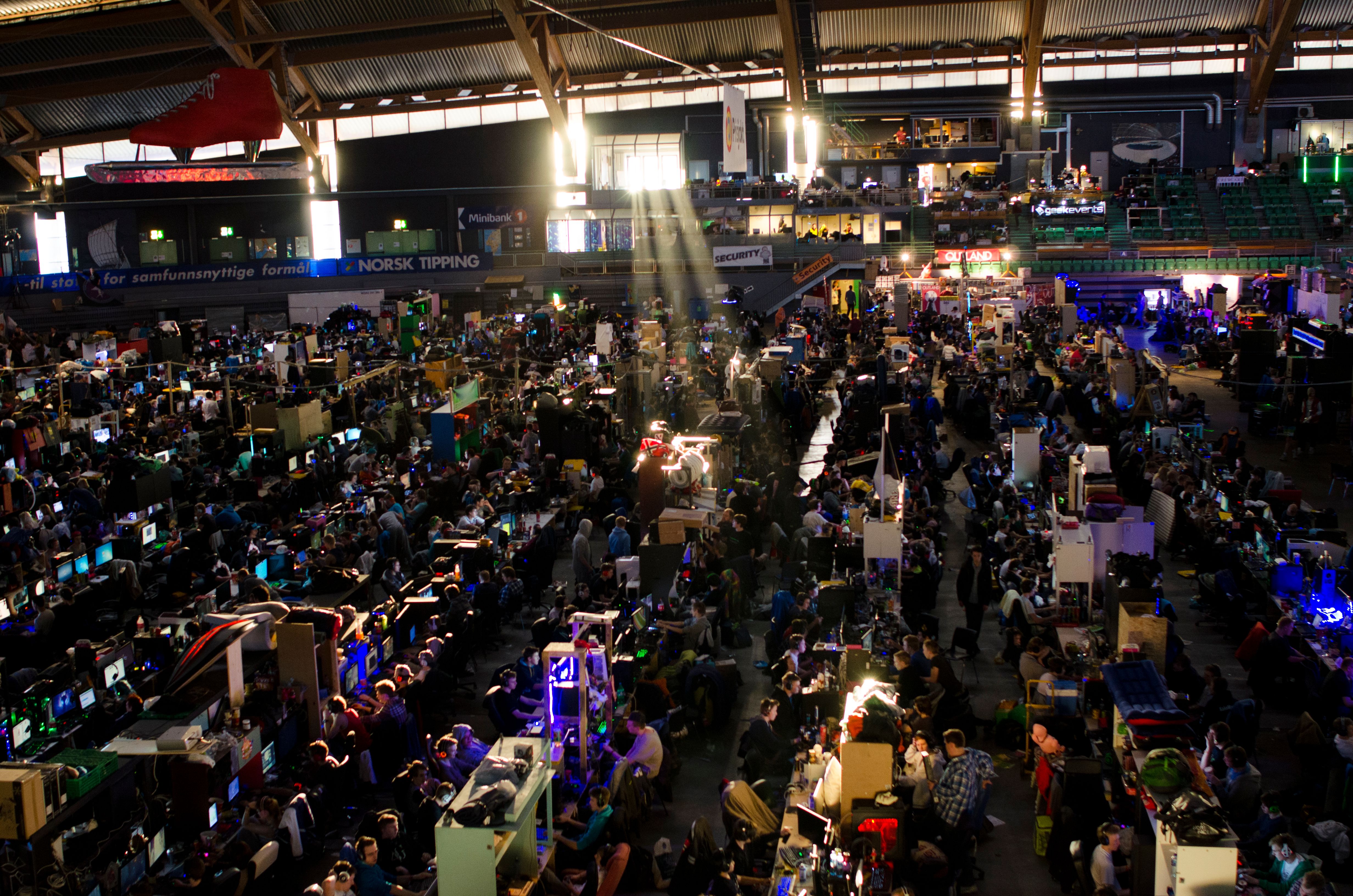 Many people playing games at the Gathering in Hamar