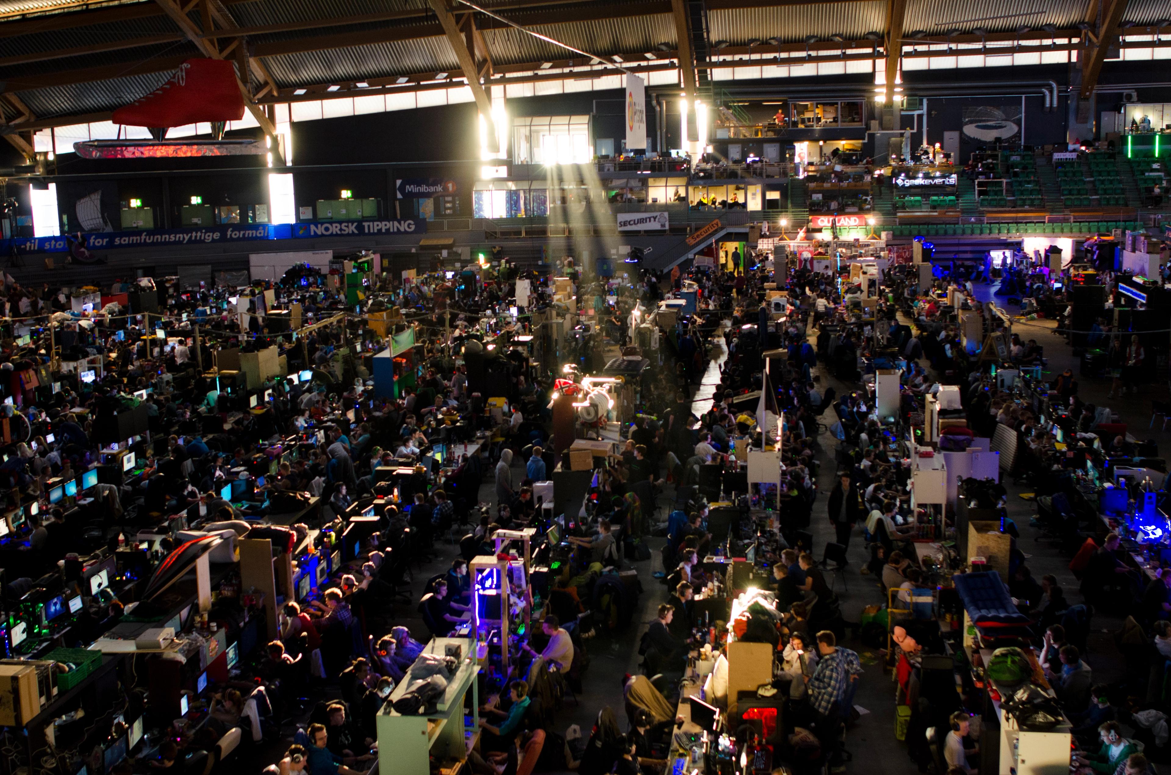 Many people playing games at the Gathering in Hamar
