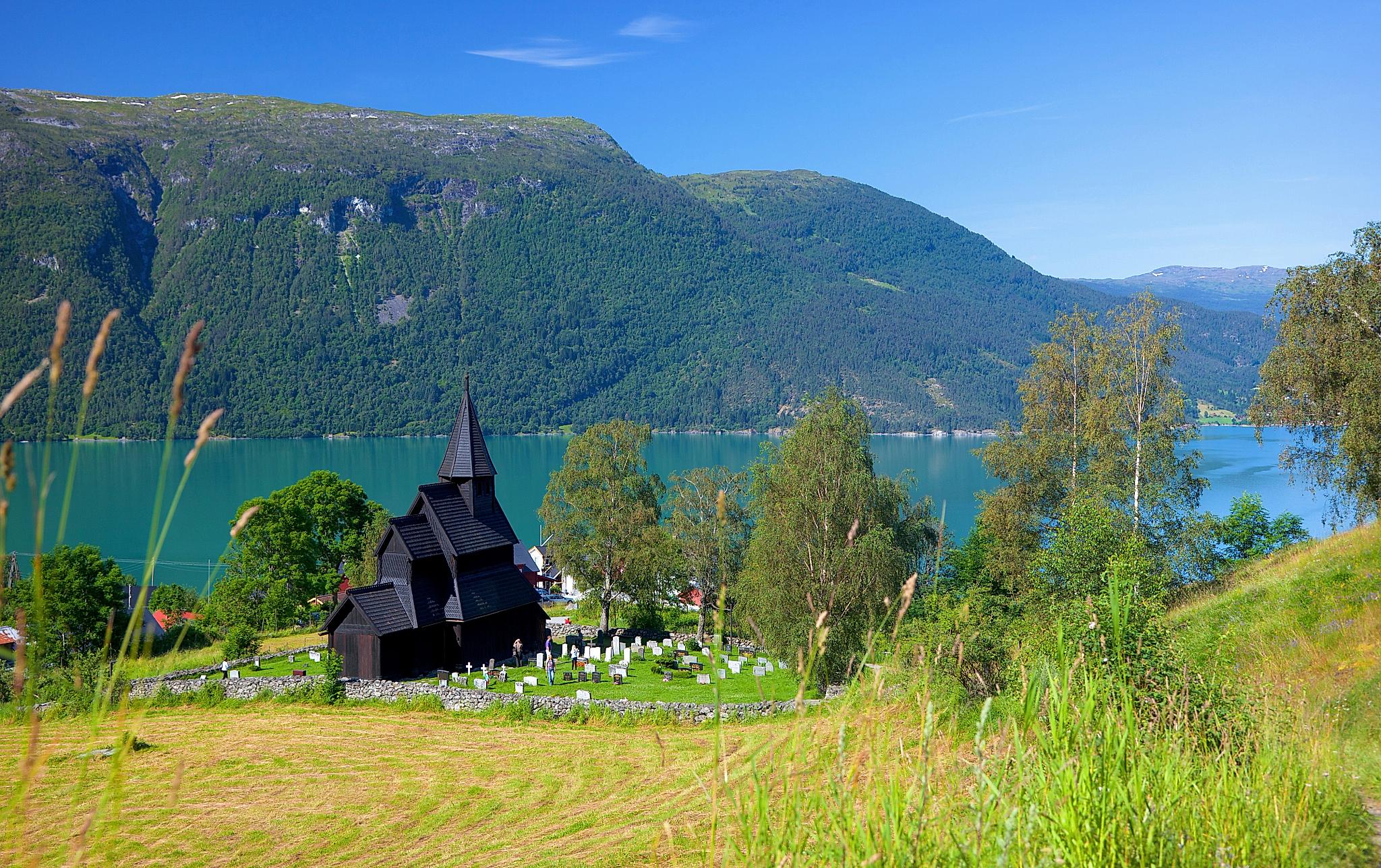 Stavkirken på Urnes ved den grønne fjorden på sommerstid, Vestlandet