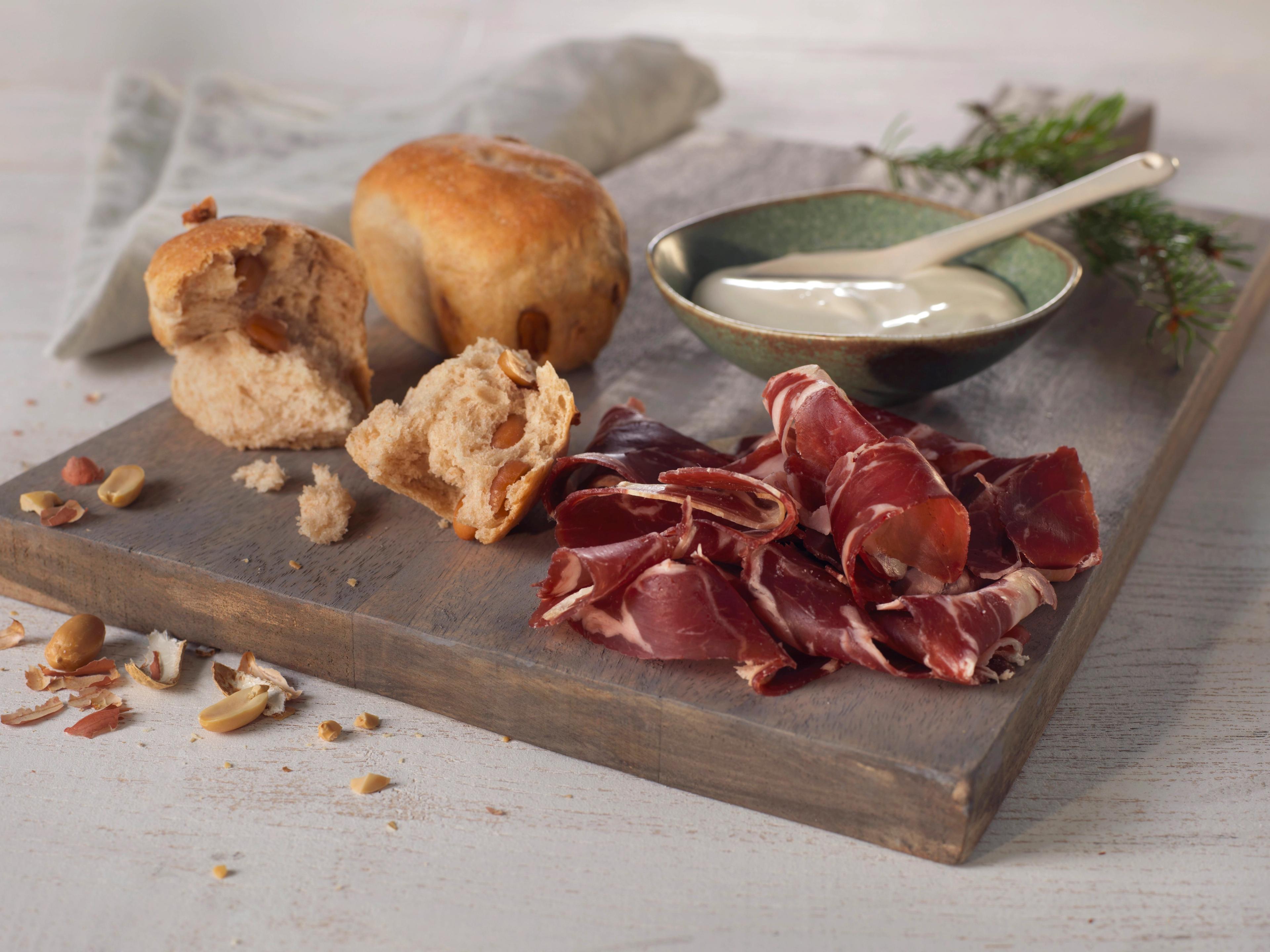 Slices of Fenalår on a cutting board