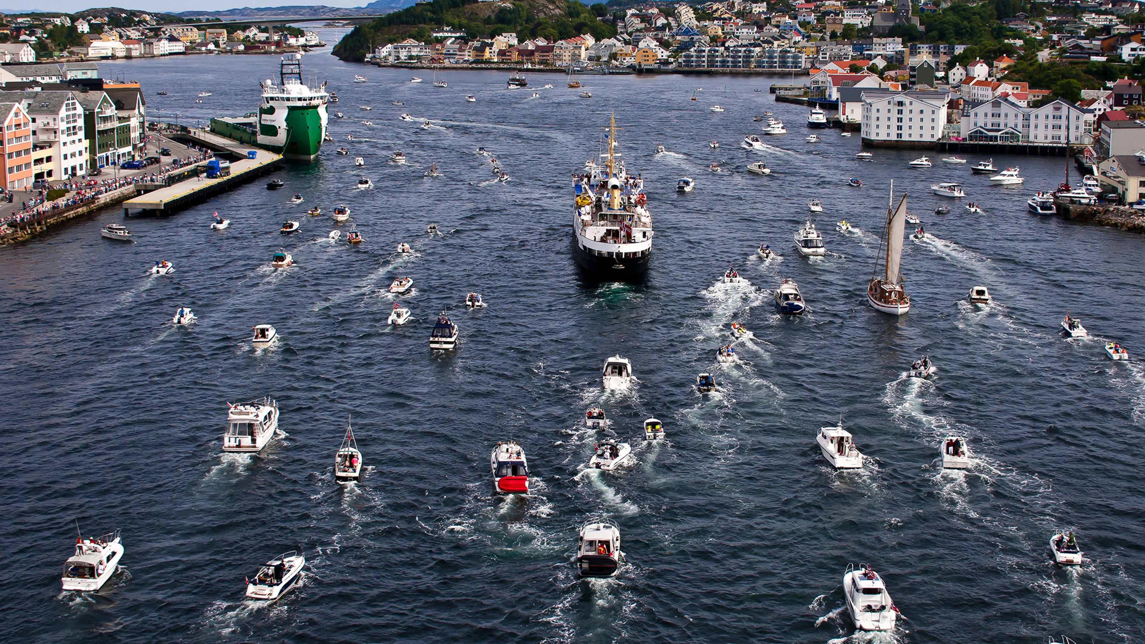 En mengde store og små båter i havnebassenget i Kristiansund i Nordvest