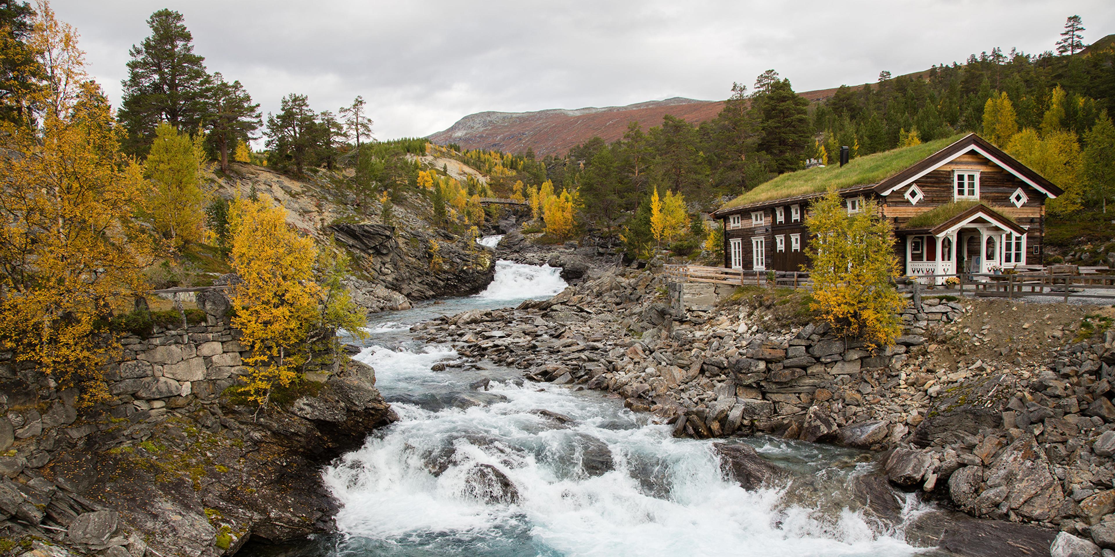 Der Bergbauernhof Billingen im Tal Gudbrandsdalen in Ostnorwegen, an dem der Fluss „Tora“ vorbeifließt