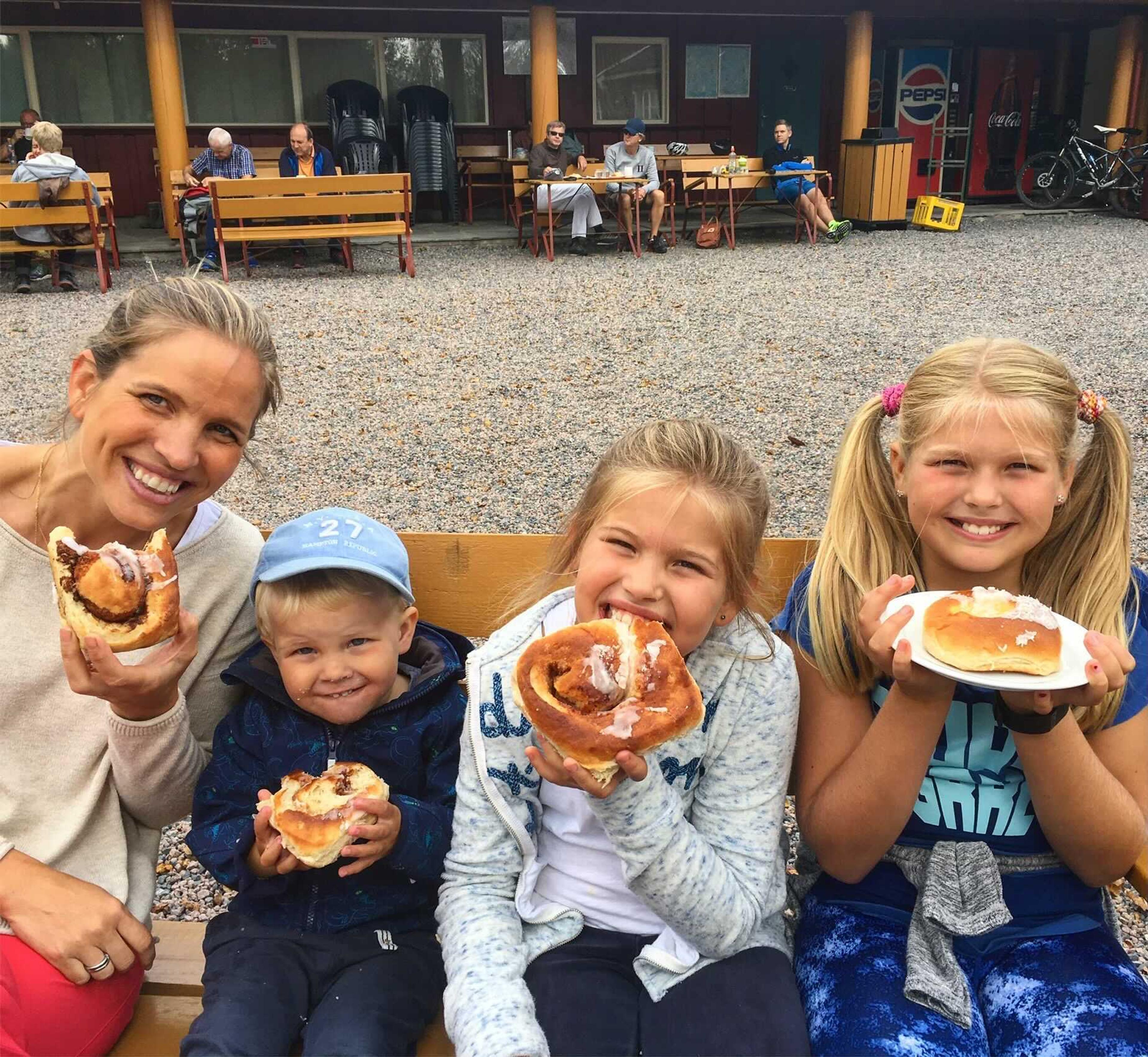 En familie spiser boller i Oslo på Østlandet