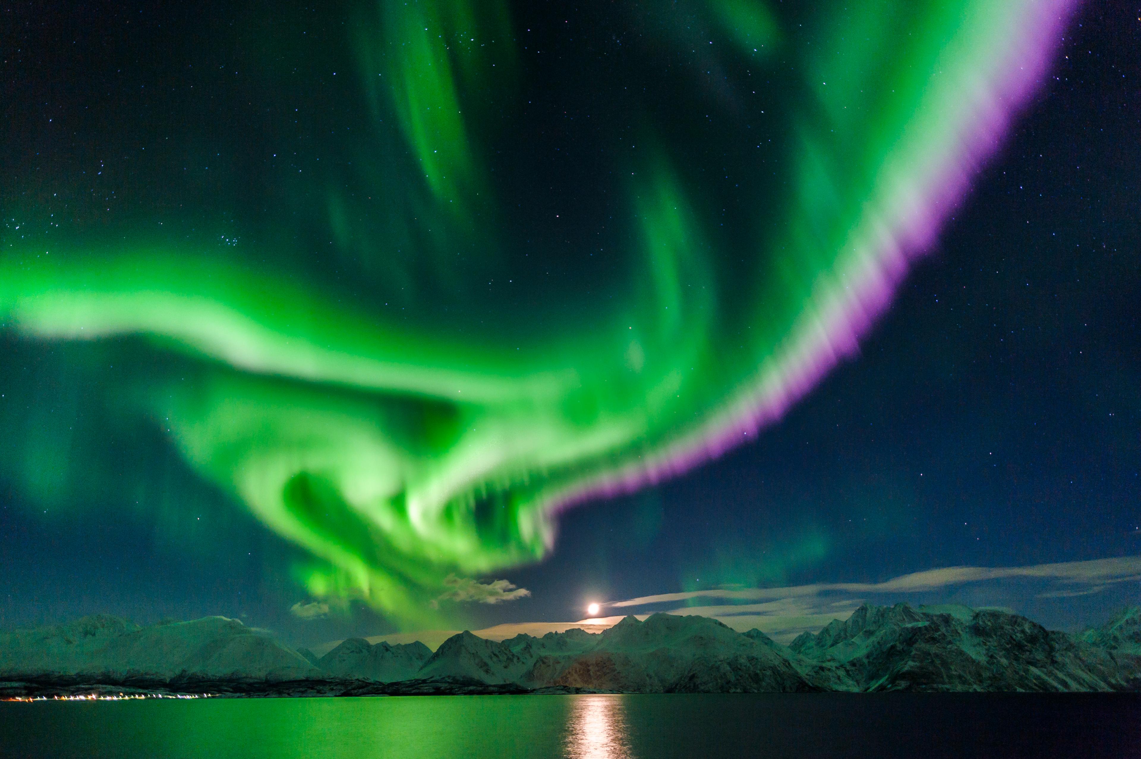 Nordlys over Lyngenfjord i Nord-Norge