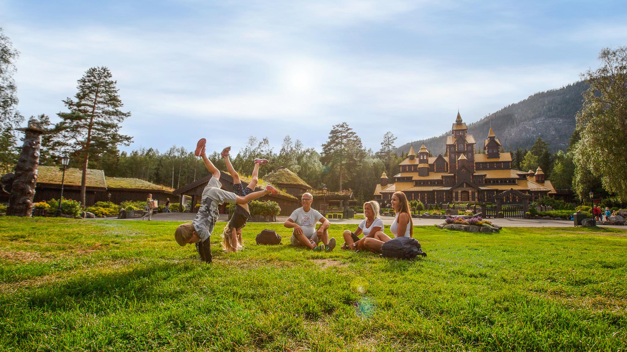 Eine Familie vergnügt sich vor dem Märchenschloss im Hunderfossen Familienpark in Lillehammer, Ostnorwegen