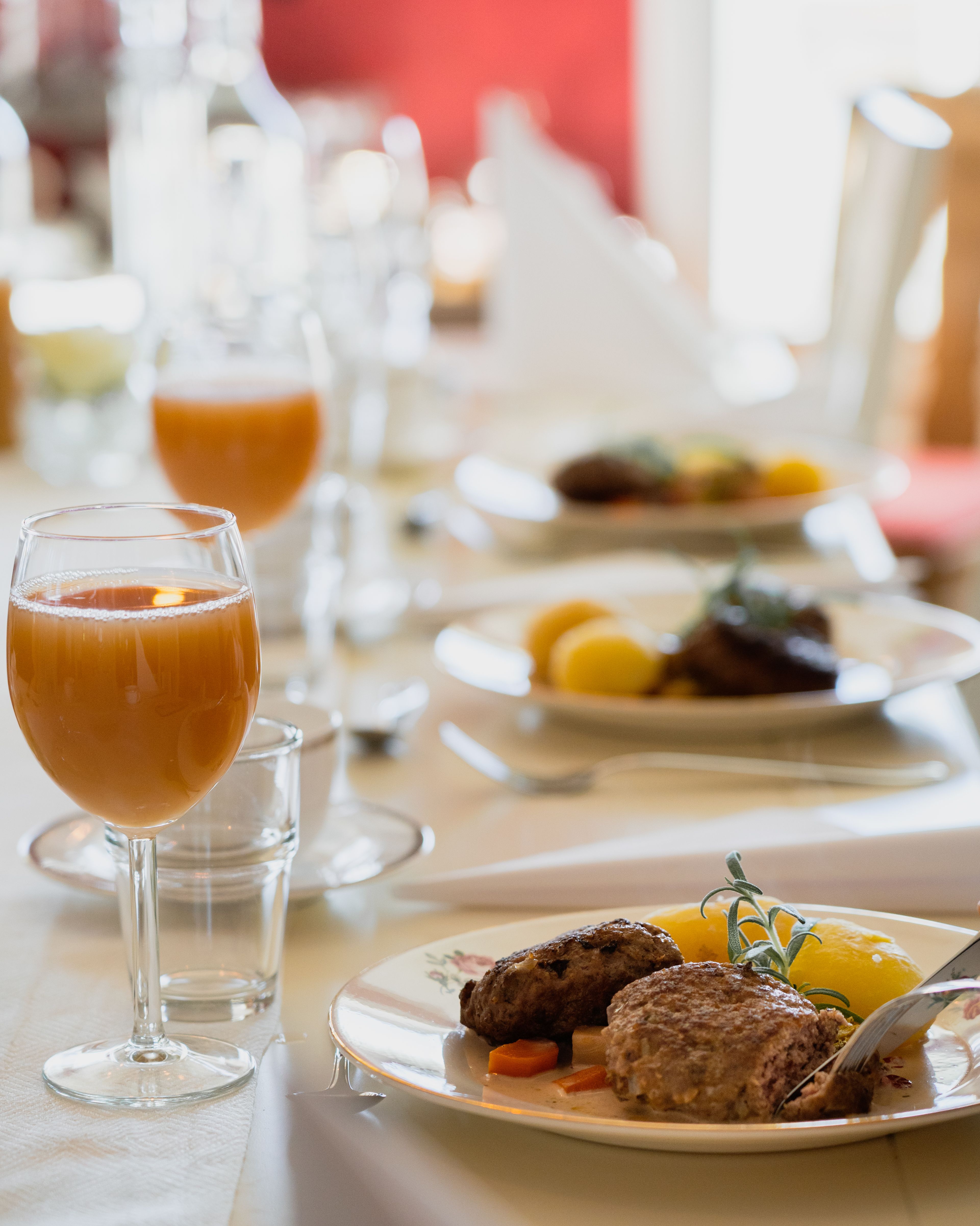 Et hjemmelaget måltid på et bord hos Kvarstad Gård, Østlandet, Norge.