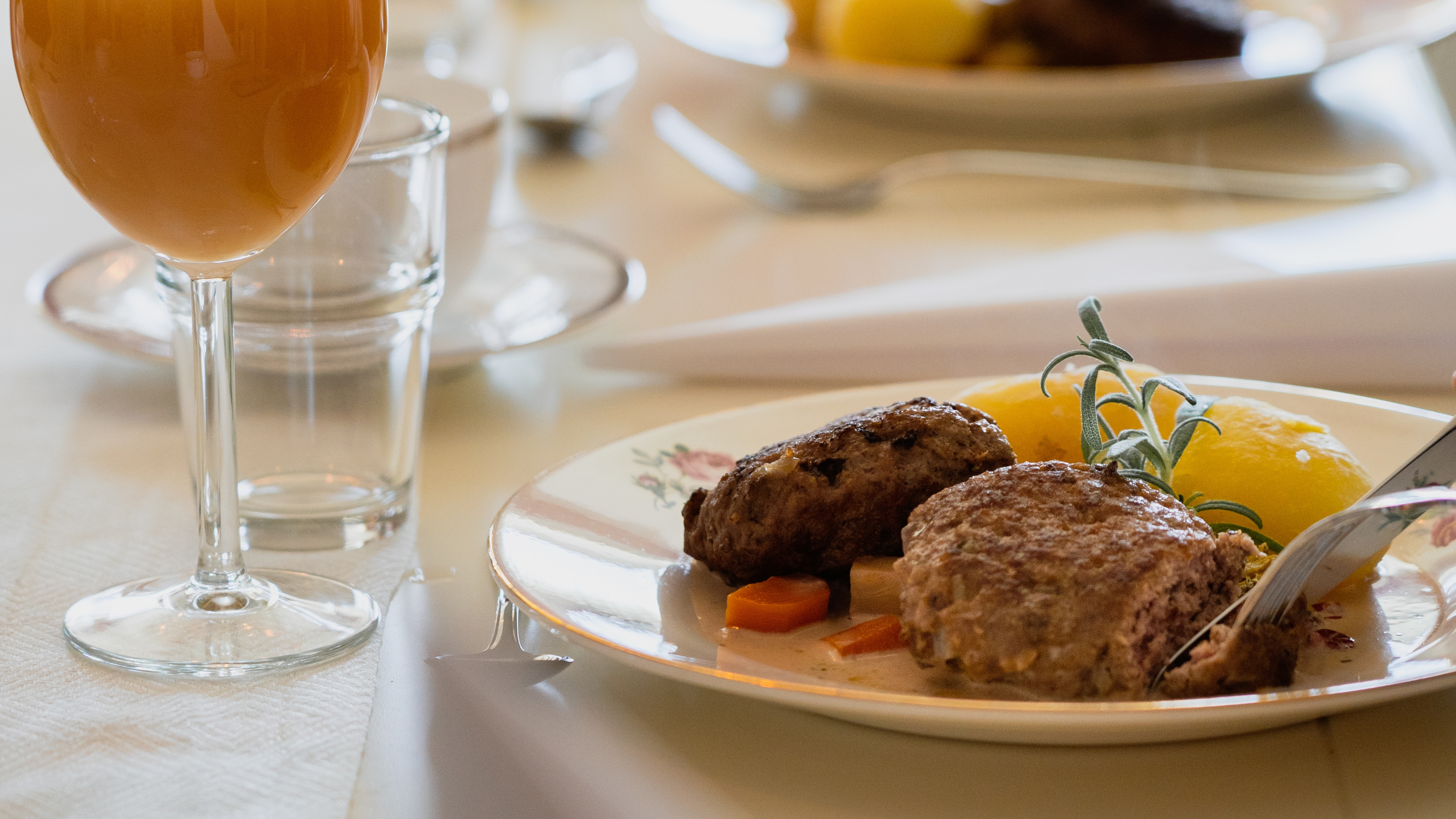 Et hjemmelaget måltid på et bord hos Kvarstad Gård, Østlandet, Norge.