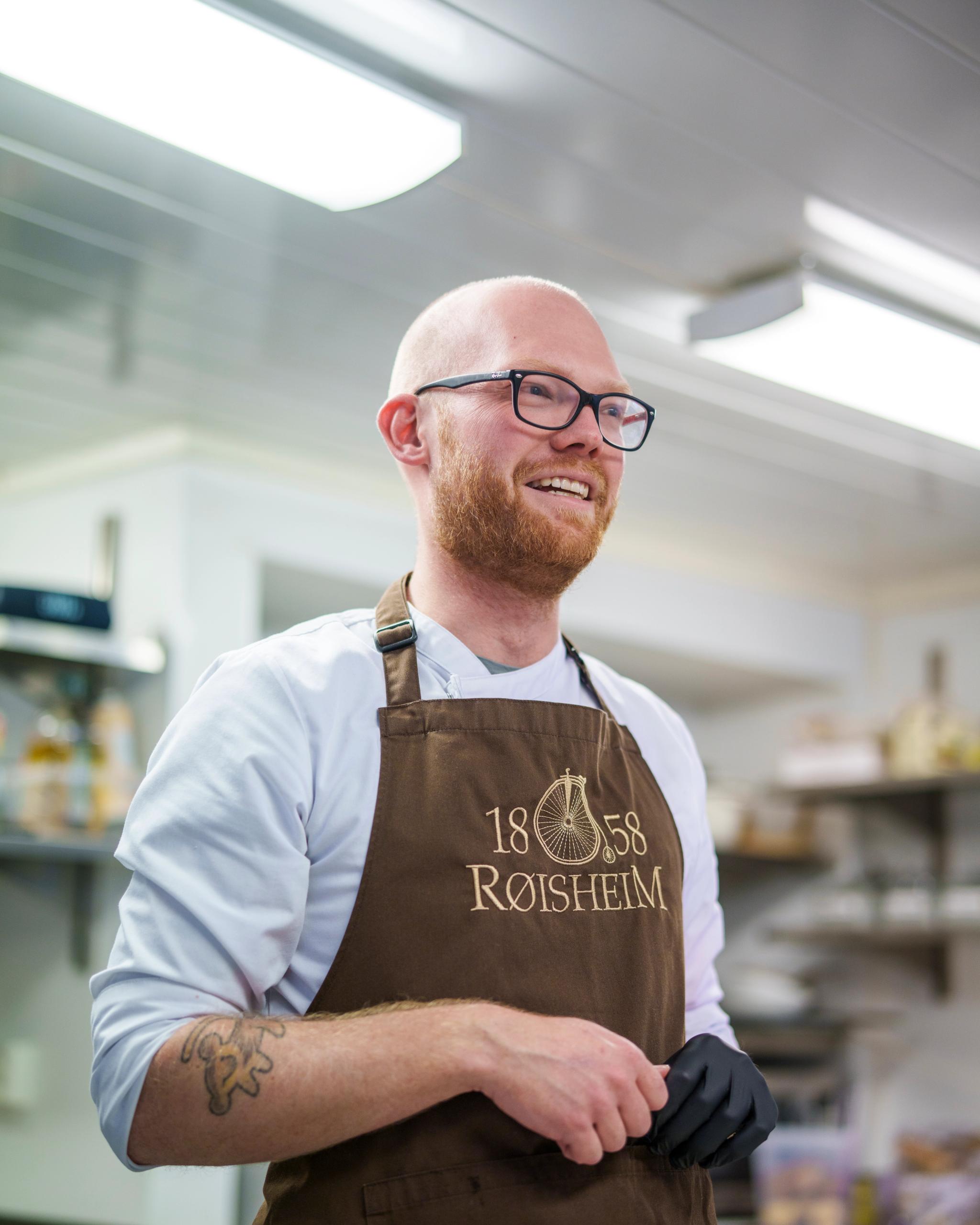A chef inside the kitchen of Røisheim Hotell