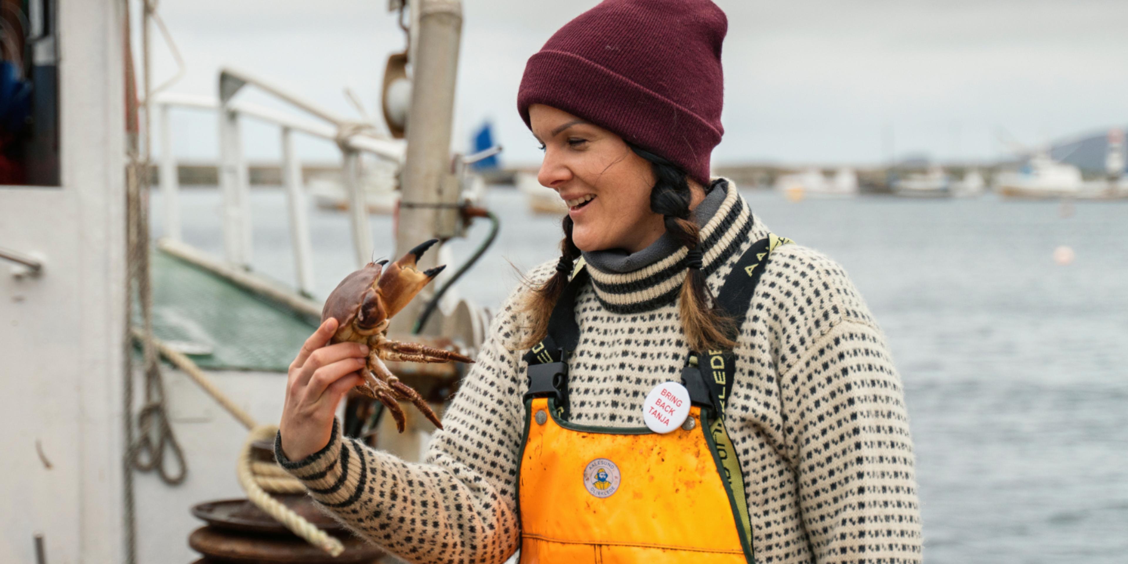 A woman crabfishing in Fosen in Trøndelag