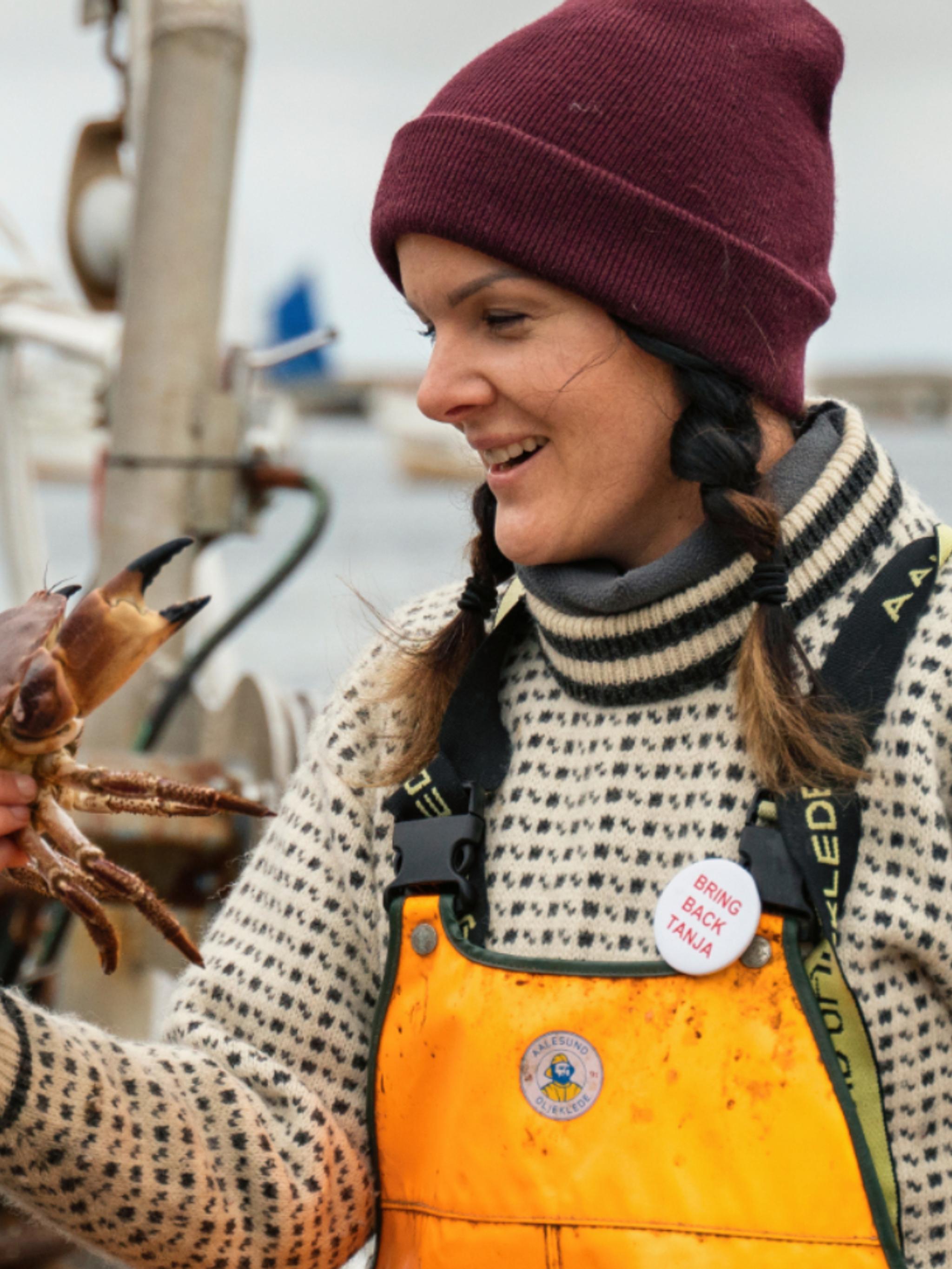A woman crabfishing in Fosen in Trøndelag