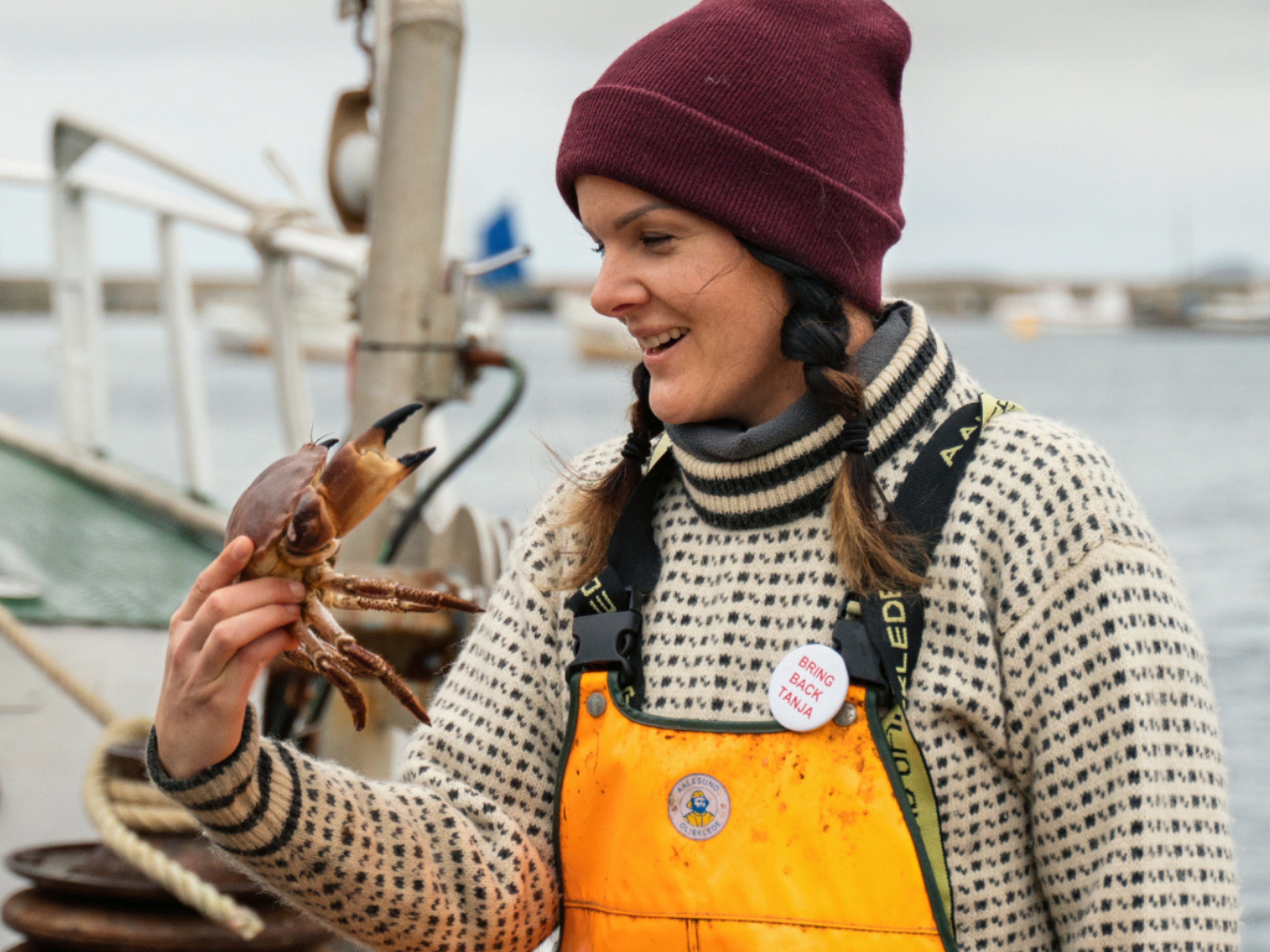 A woman crabfishing in Fosen in Trøndelag