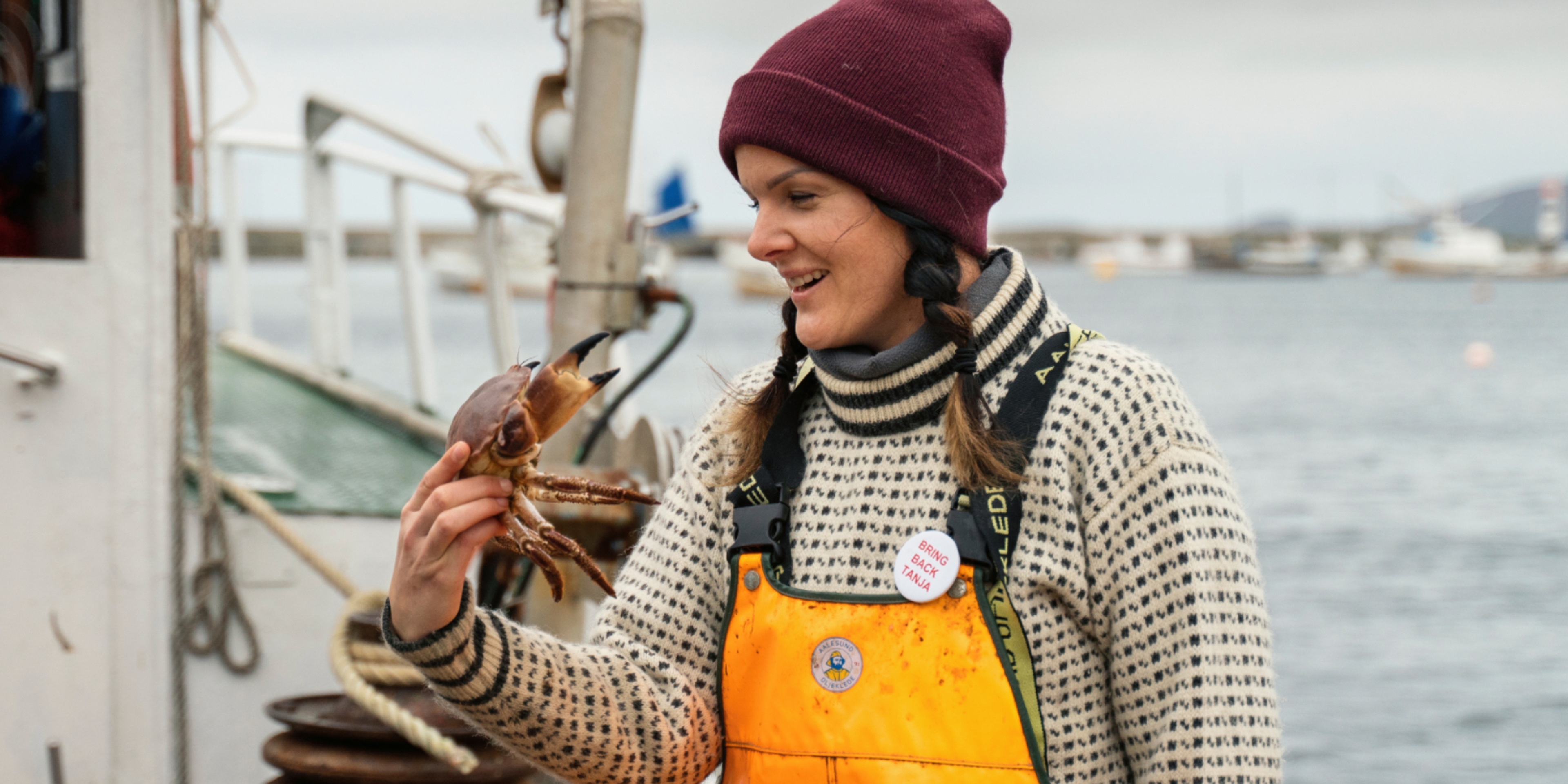 A woman crabfishing in Fosen in Trøndelag