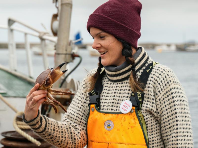 A woman crabfishing in Fosen in Trøndelag