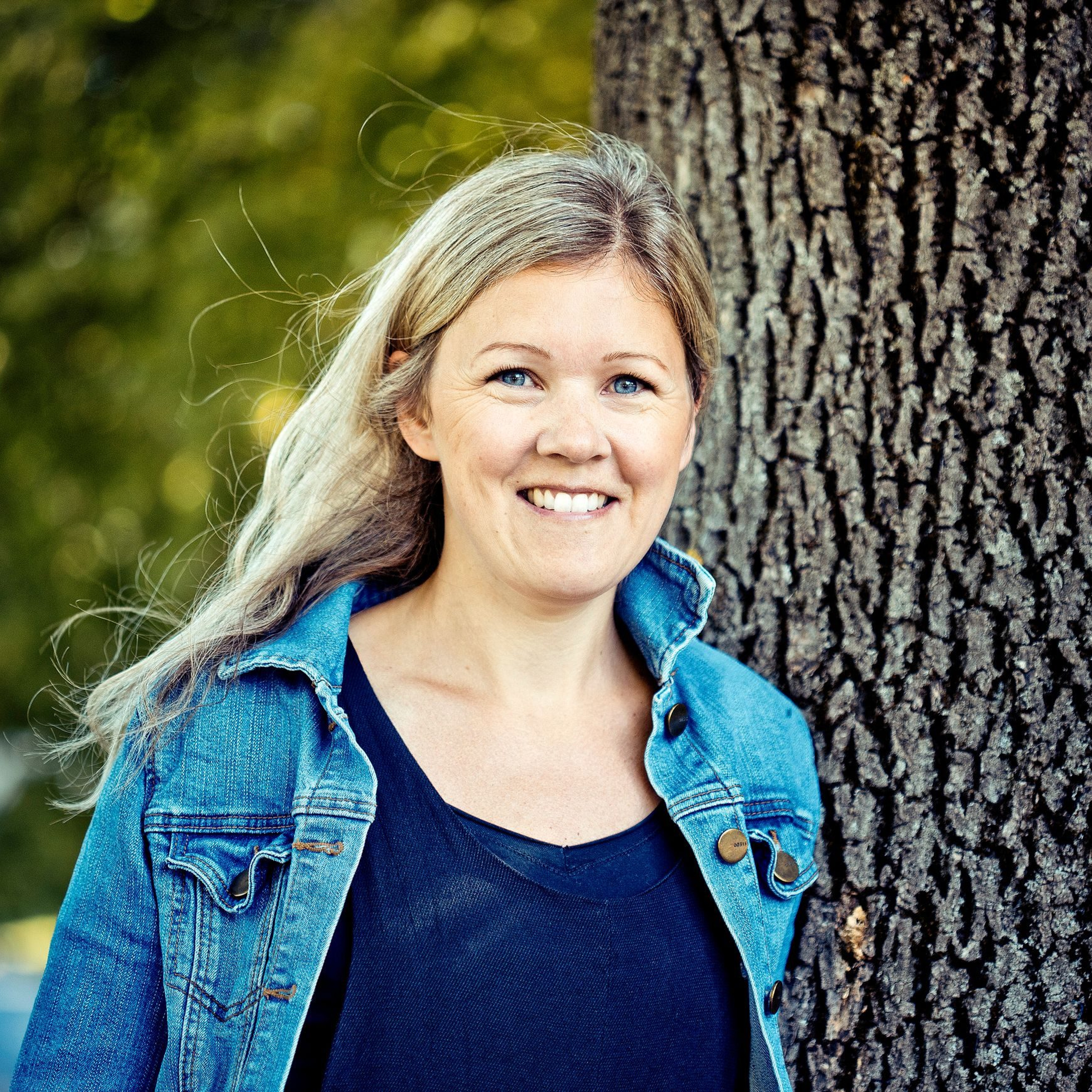 Portrettfoto av journalist og skribent Hanna Nordberg