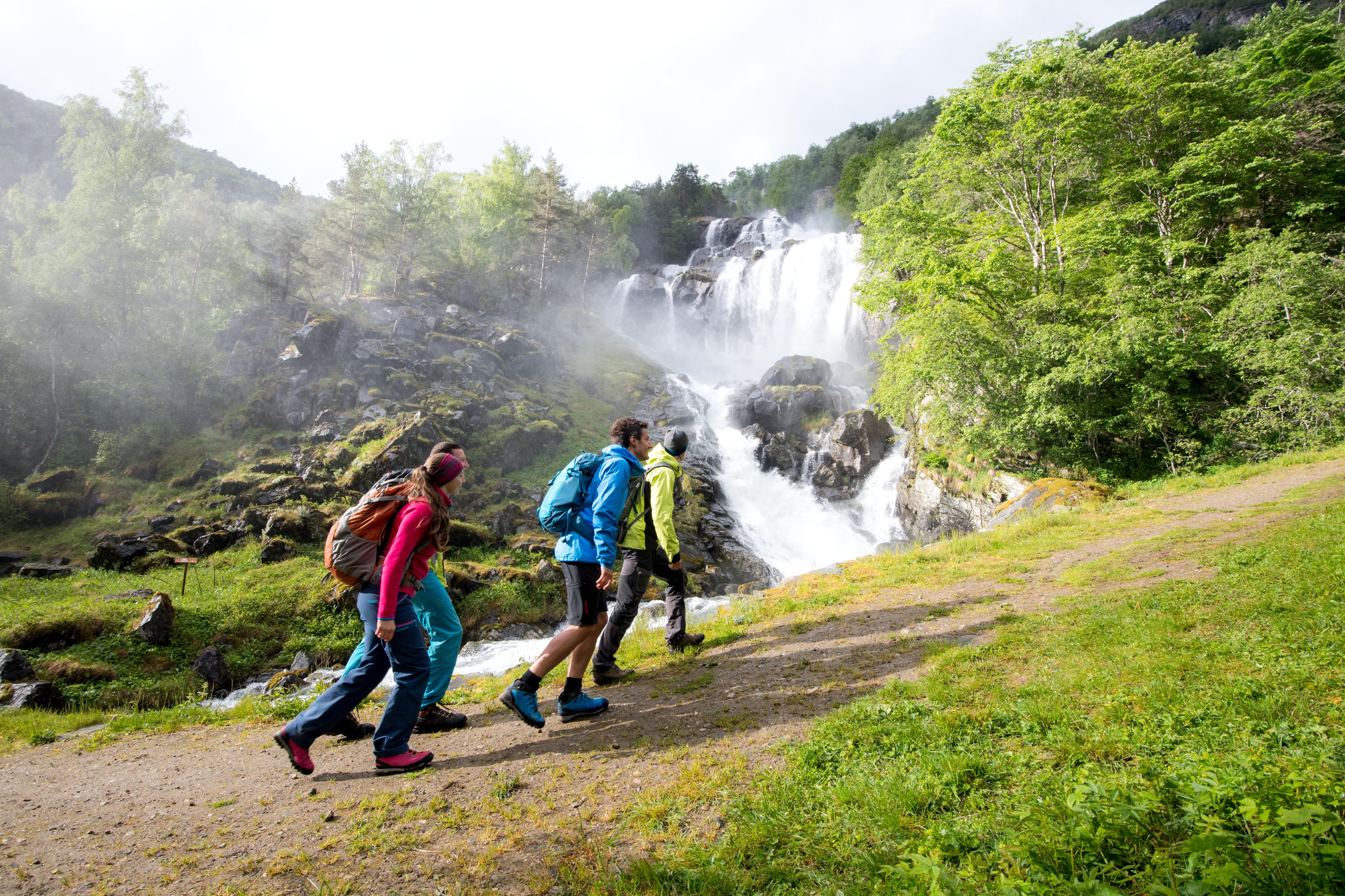 People walking the king's road in Valdres