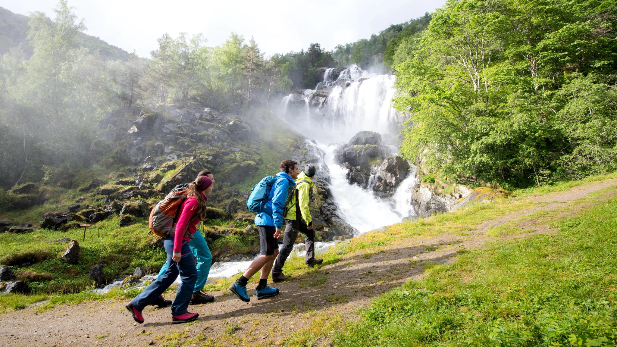 People walking the king's road in Valdres