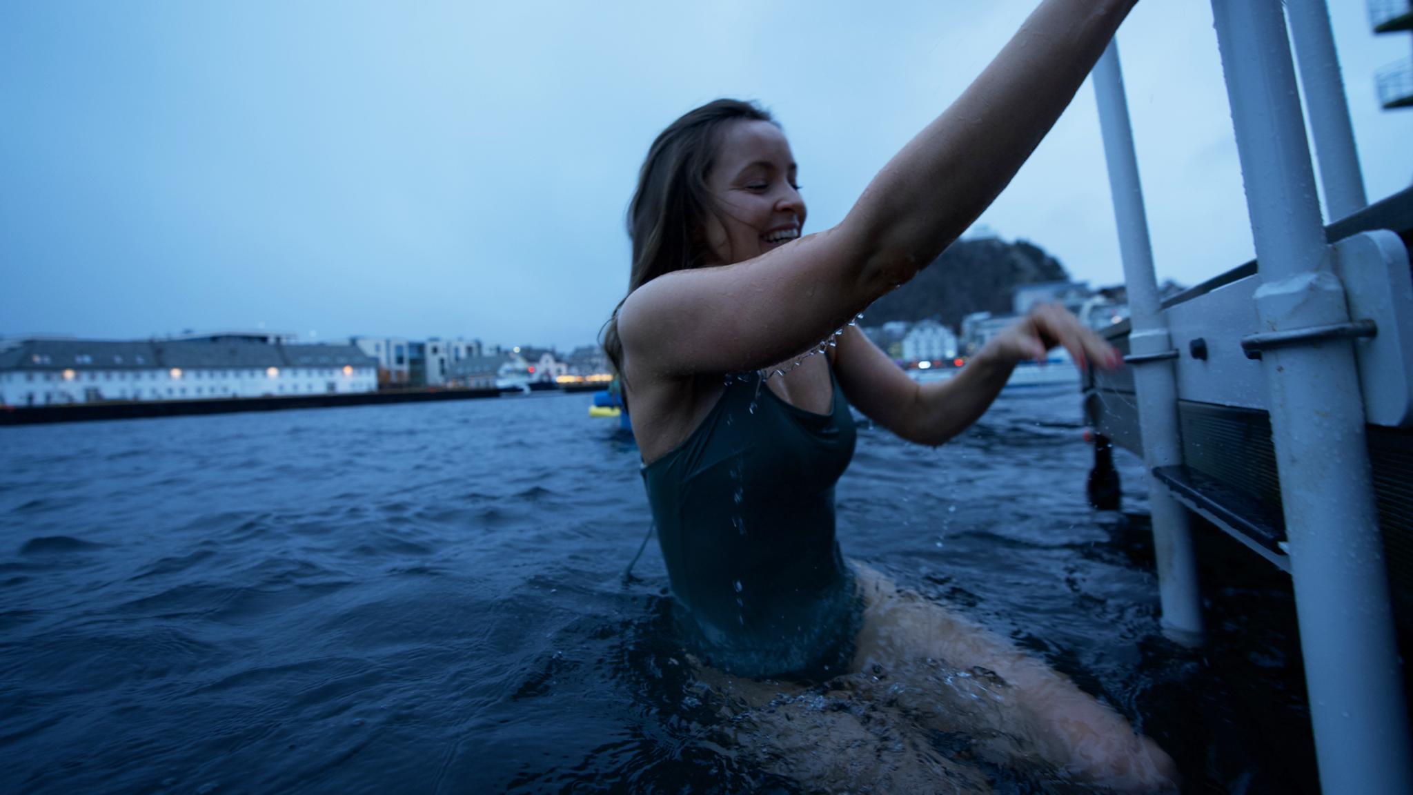 Kvinne isbader på Svai badstue i Ålesund