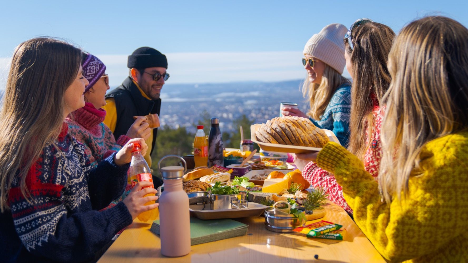 Venner spiser et påskemåltid på Grefsenkollen i Oslo