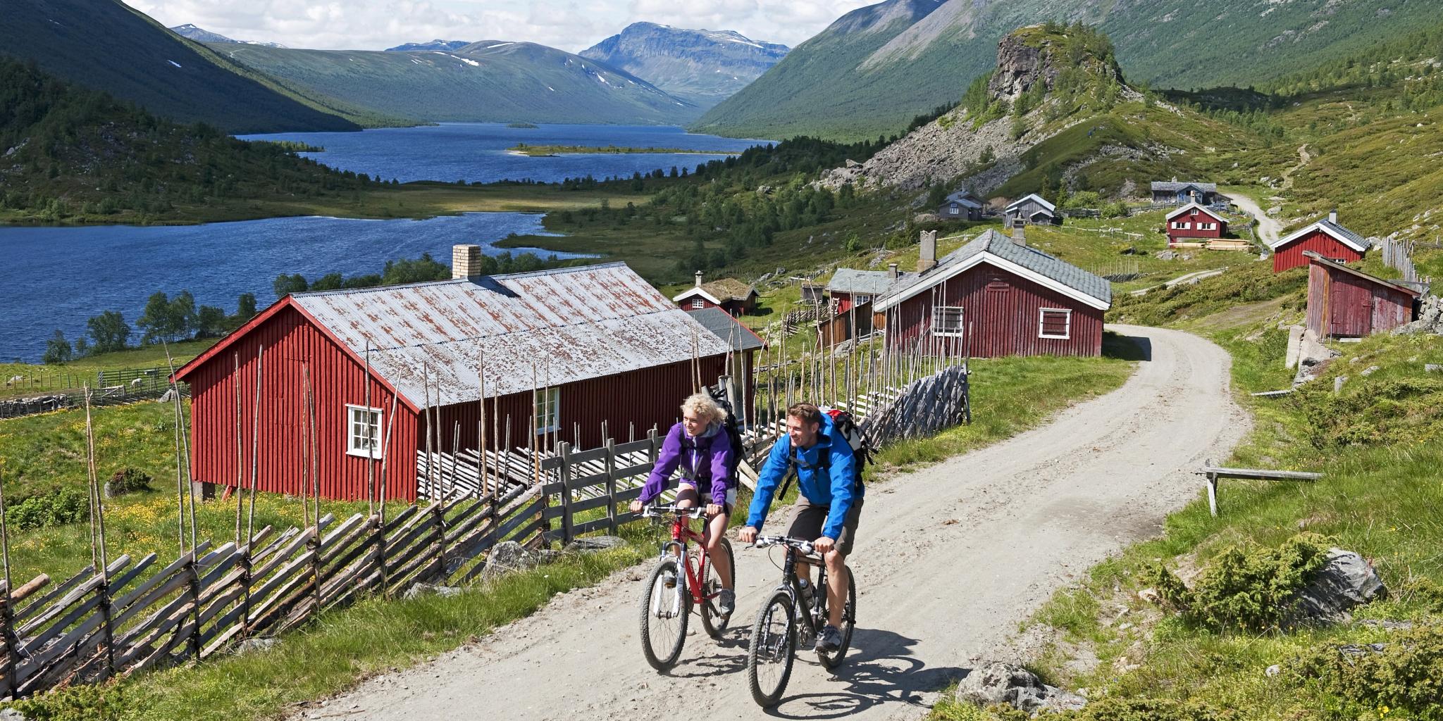 Two people cycling in scenic surroundings in Stø in Valdres, Eastern Norway