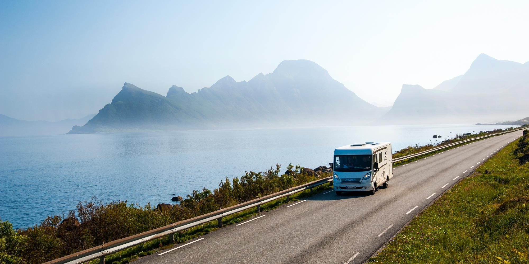 Een camper op de Kytriksveien, de kustroute die door Trøndelag en Noord-Noorwegen loopt