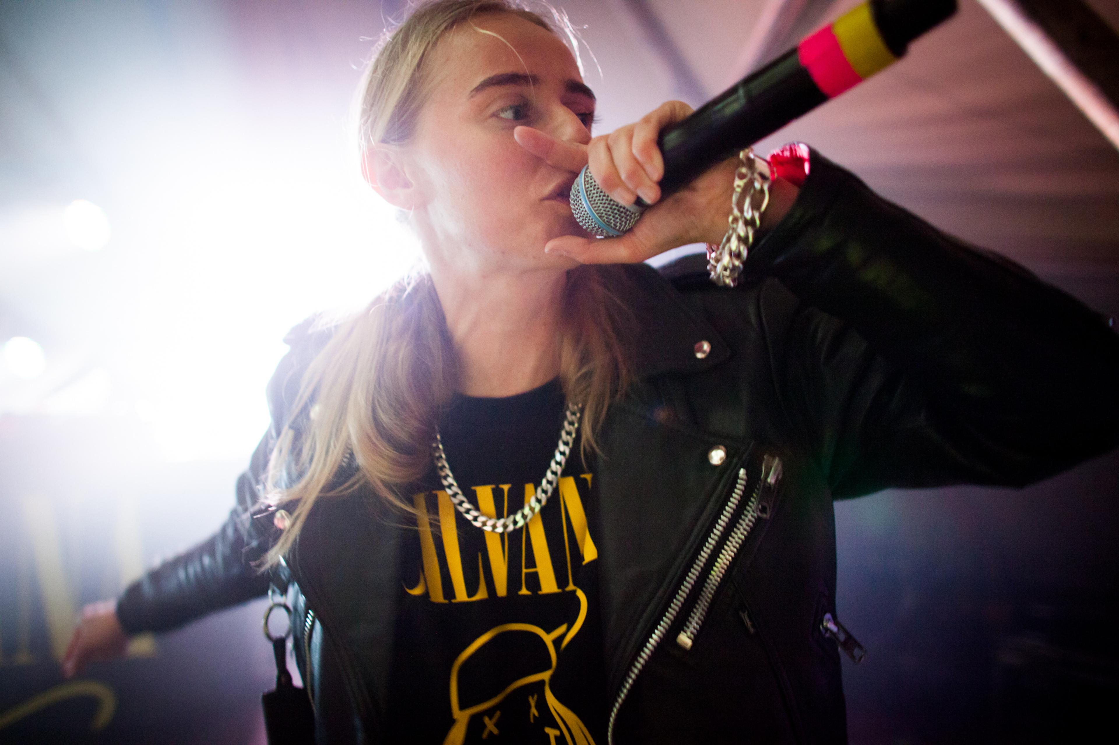 Nærbilde av en artist med Nirvana t-skjorte