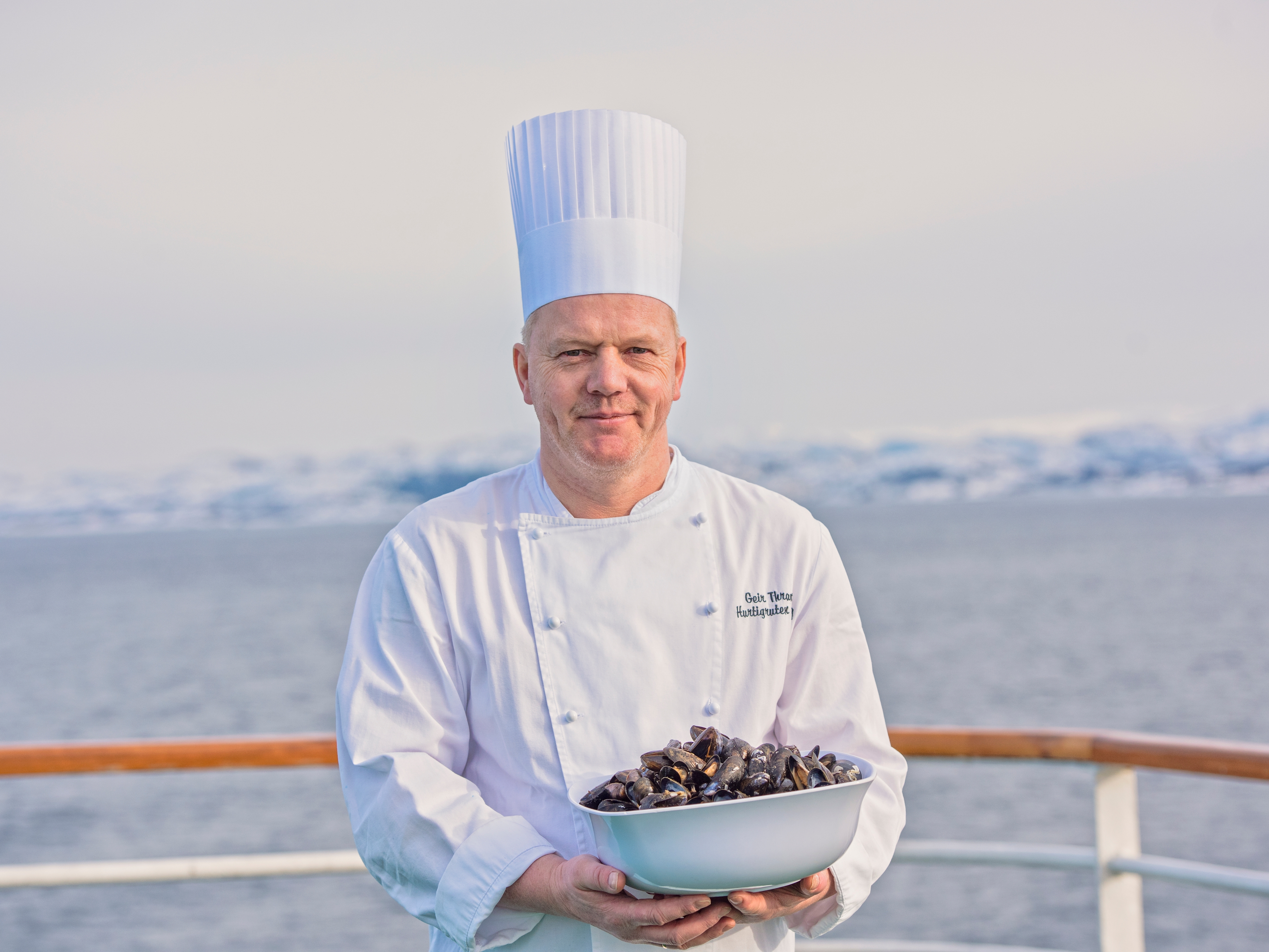 Chef holding mussels on Hurtigruten's deck