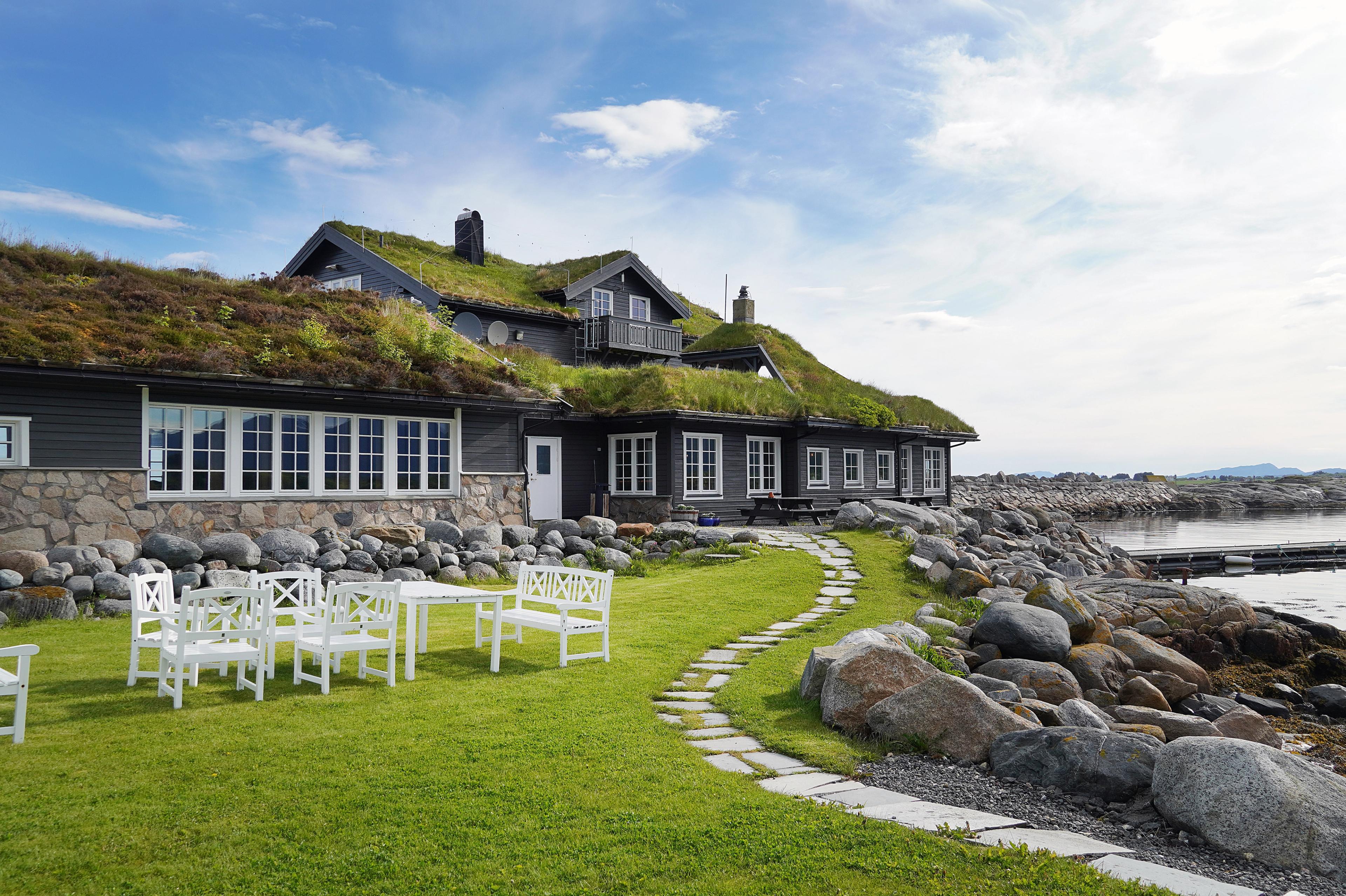 Hustadvika Havhotell - a holet with grass roof by the sea.
